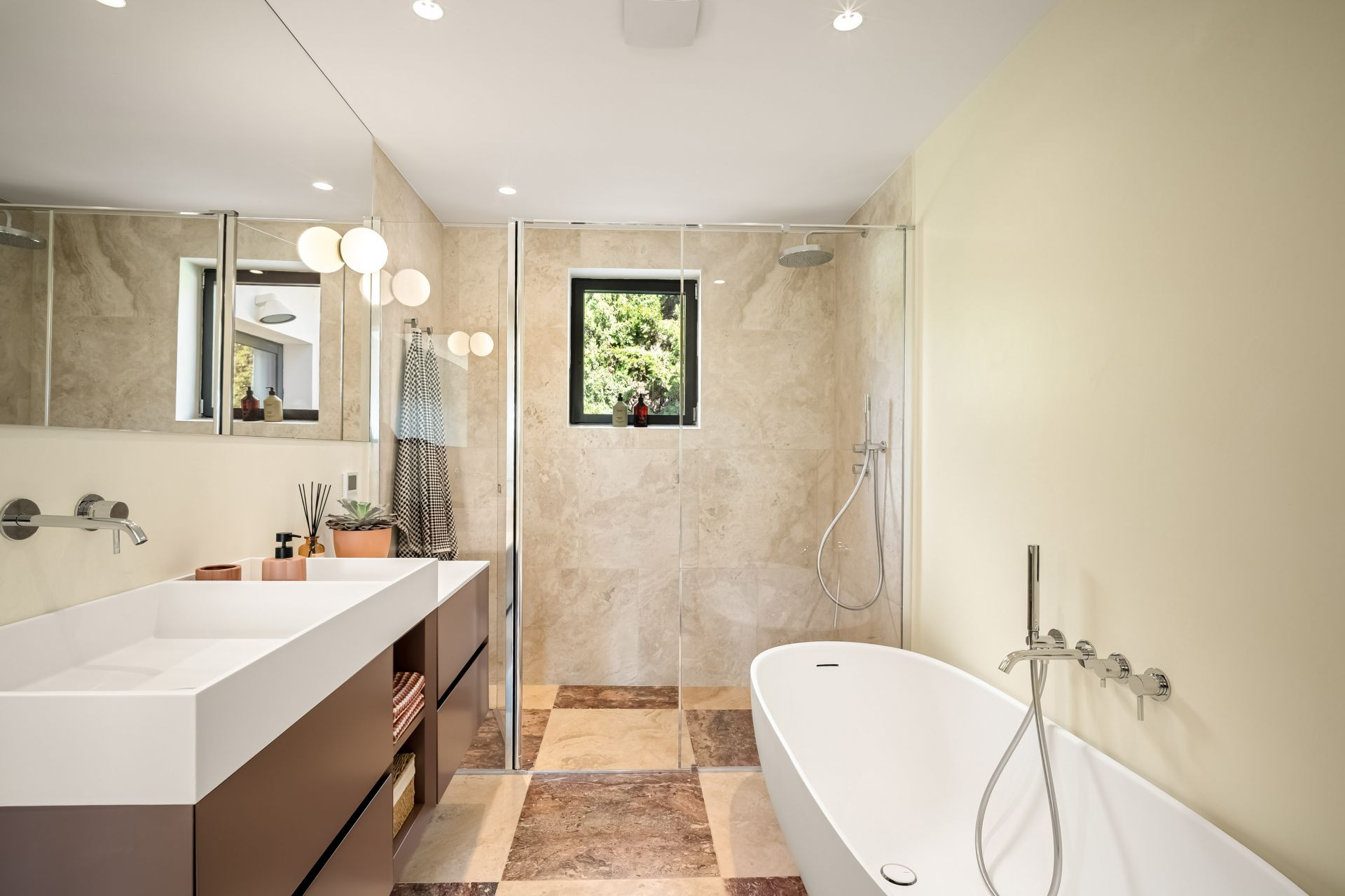 Villa 4 Bedrooms 4 Bathrooms in Marbella, Costa del Sol