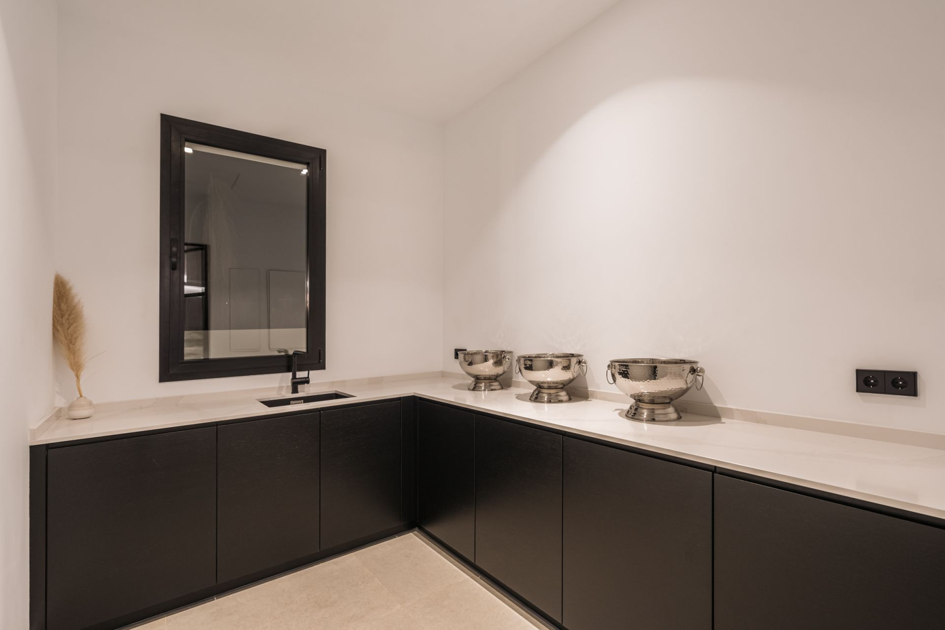 Villa 6 Bedrooms 7 Bathrooms in Marbella, Costa del Sol