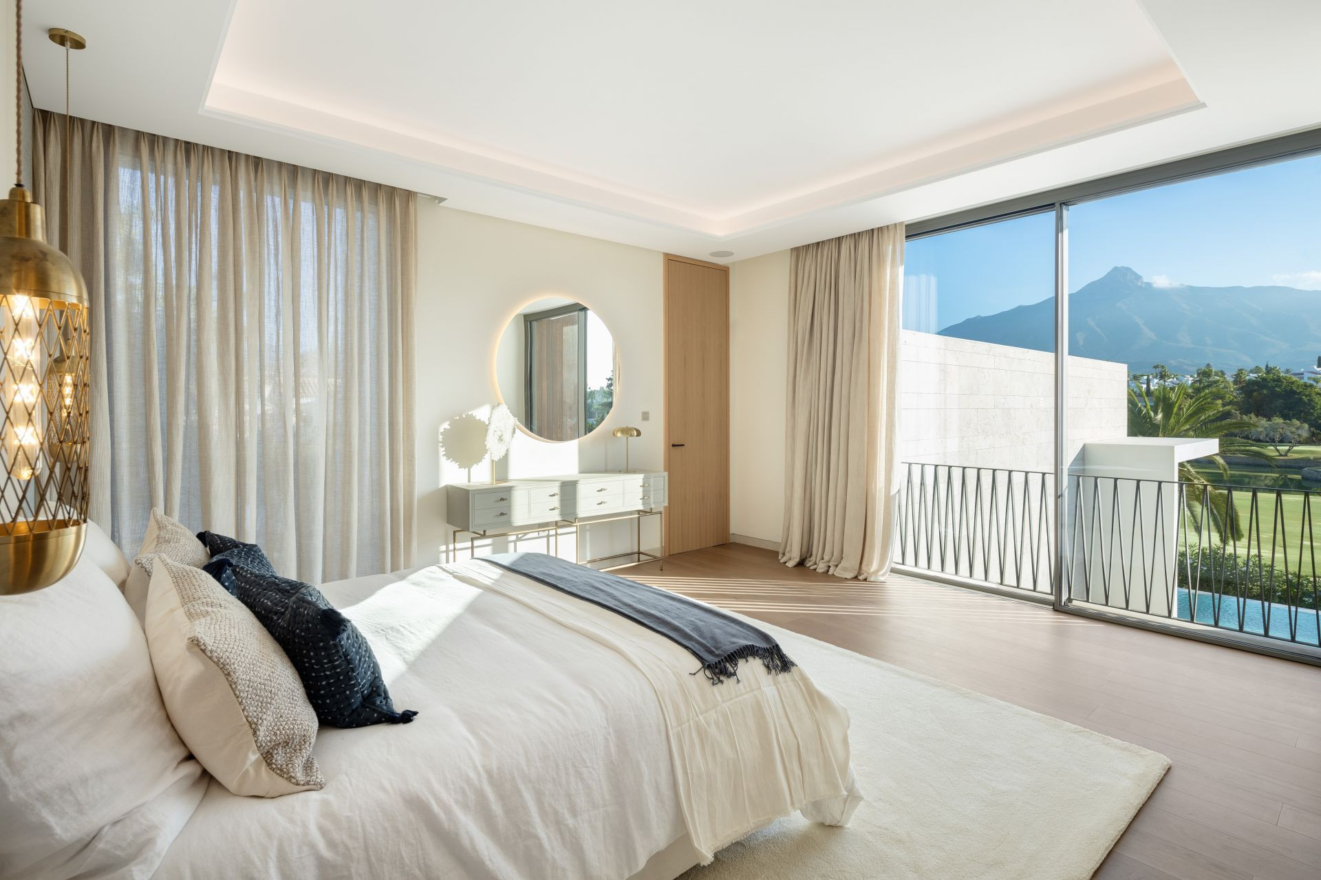 Villa 5 Bedrooms 6 Bathrooms in Marbella, Costa del Sol