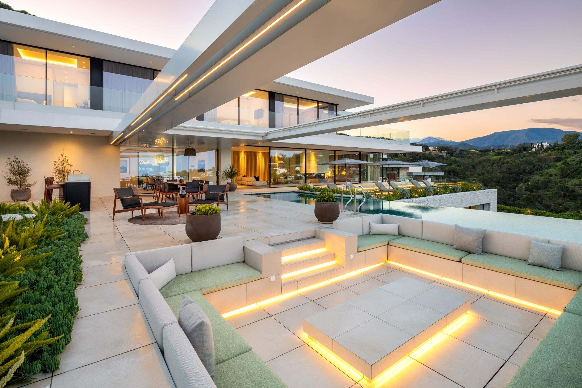 Villa 8 Bedrooms 8 Bathrooms in Marbella, Costa del Sol