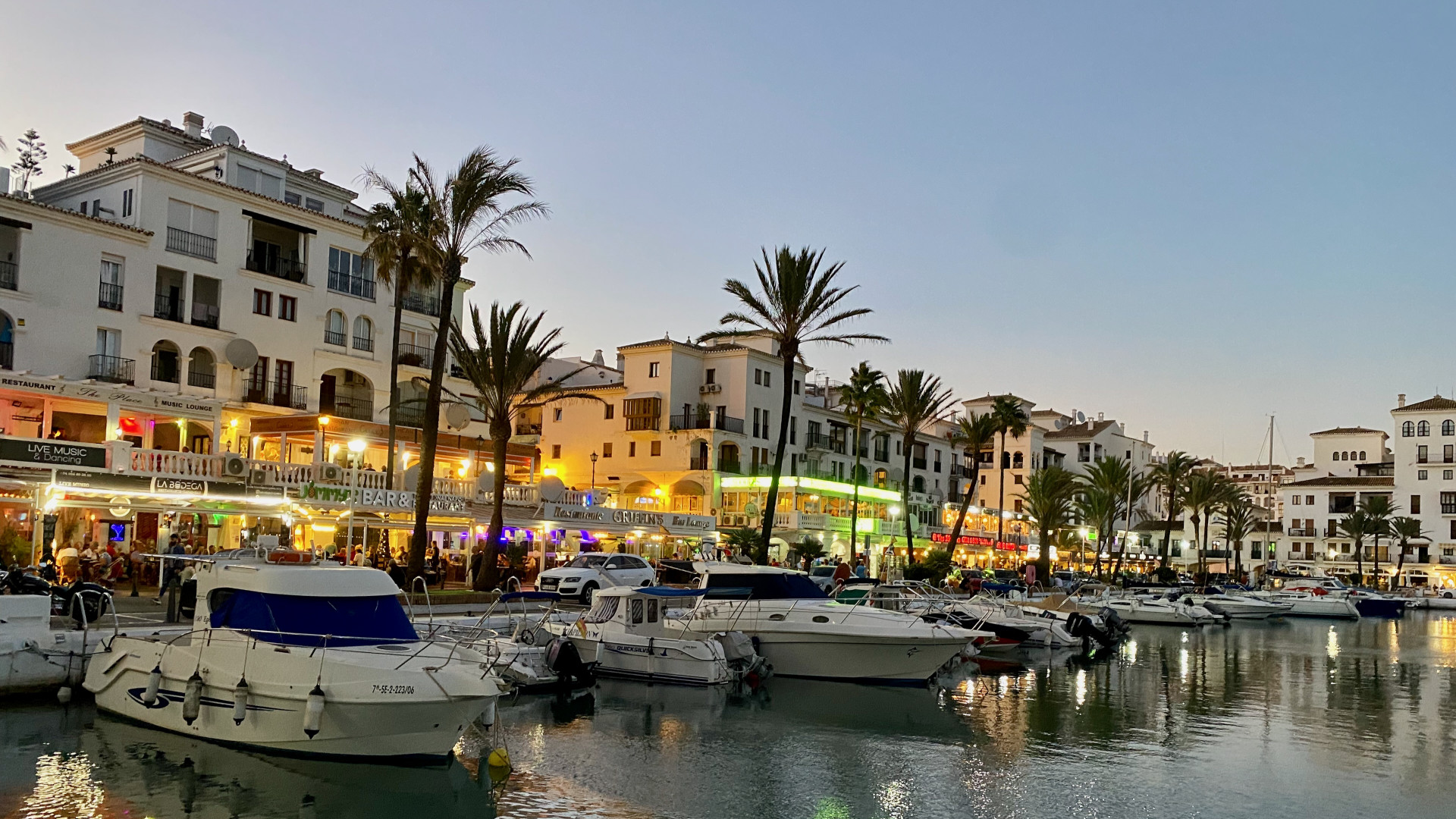 Villa 4 Bedrooms 4 Bathrooms in Estepona, Costa del Sol