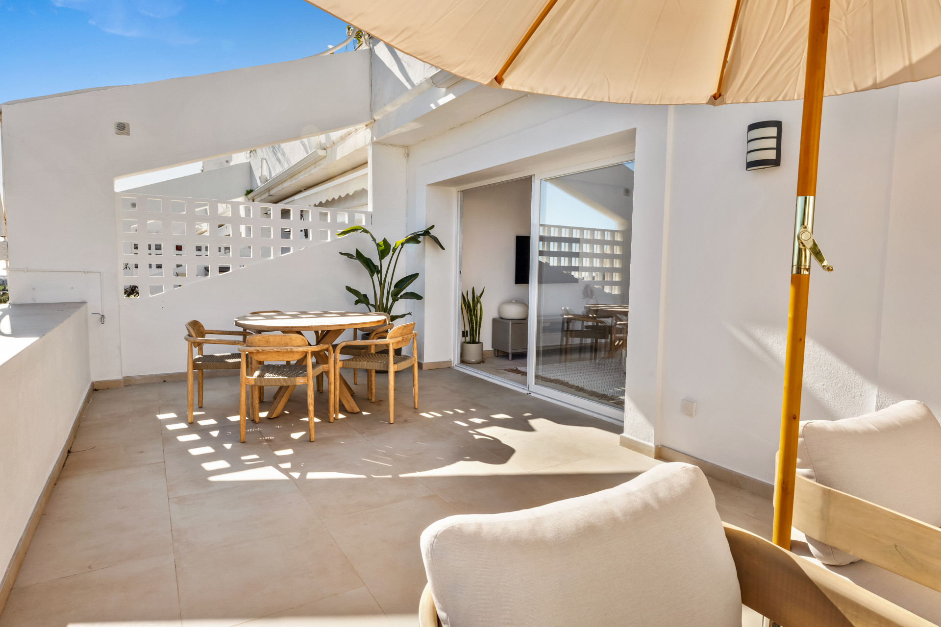 Apartment 2 Bedrooms 2 Bathrooms in Benahavis, Costa del Sol