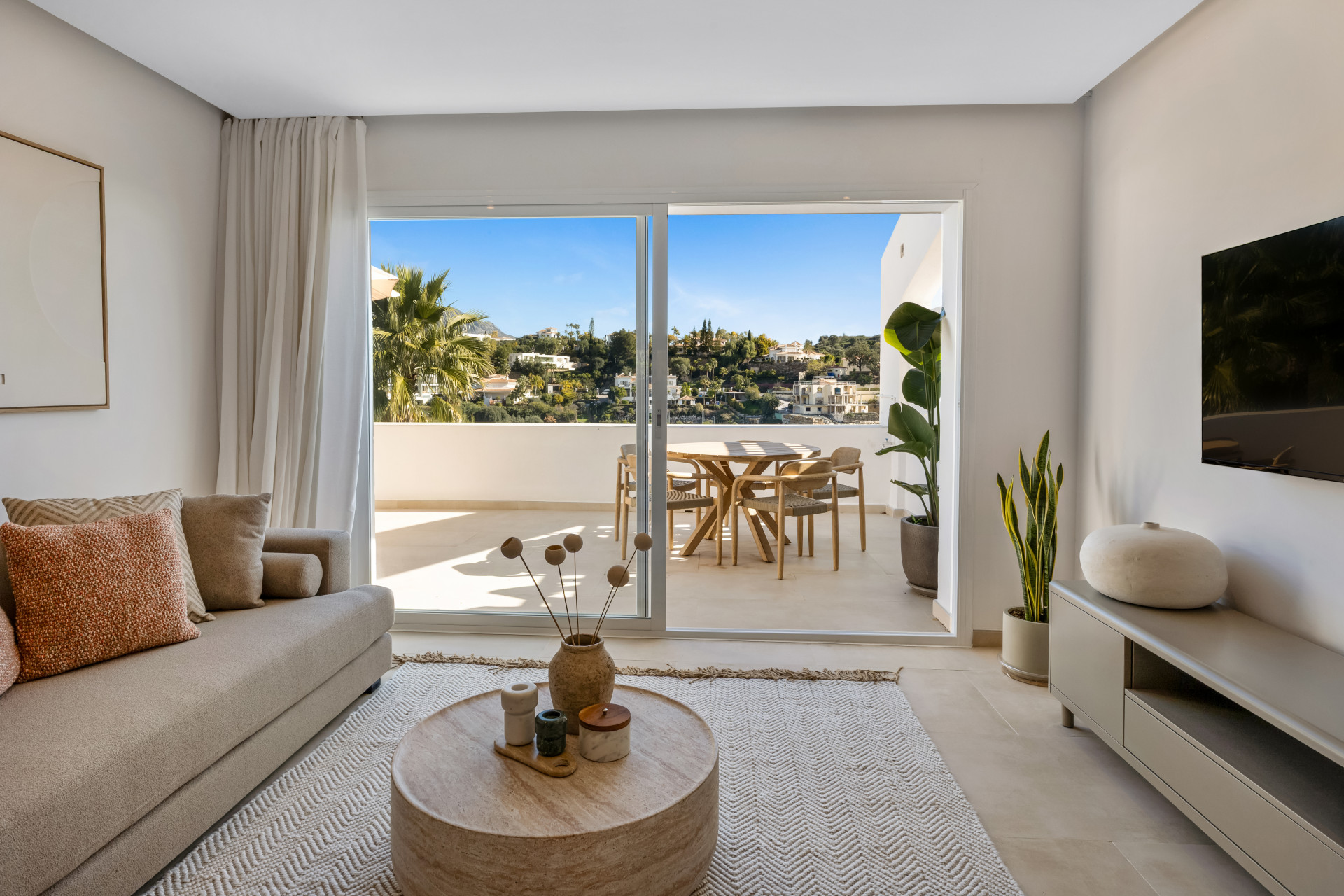 Apartment 2 Bedrooms 2 Bathrooms in Benahavis, Costa del Sol