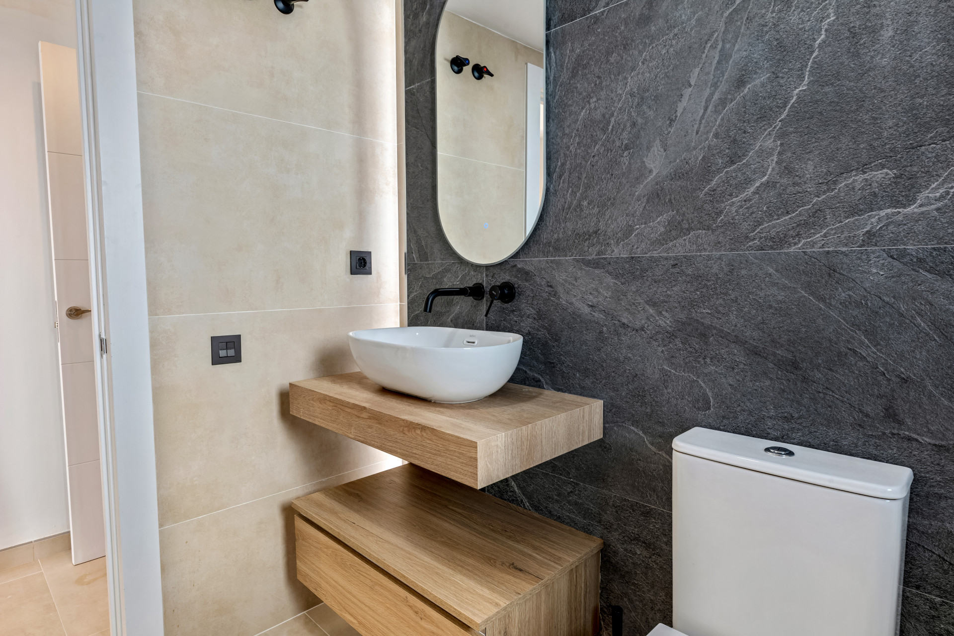 Apartment 2 Bedrooms 2 Bathrooms in Benahavis, Costa del Sol