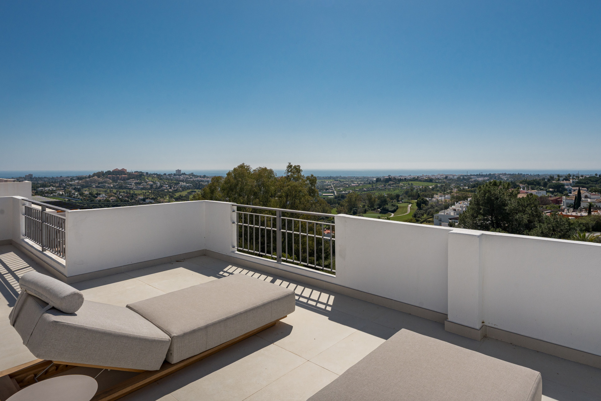 Duplex Penthouse 3 Bedrooms 3 Bathrooms in Benahavis, Costa del Sol