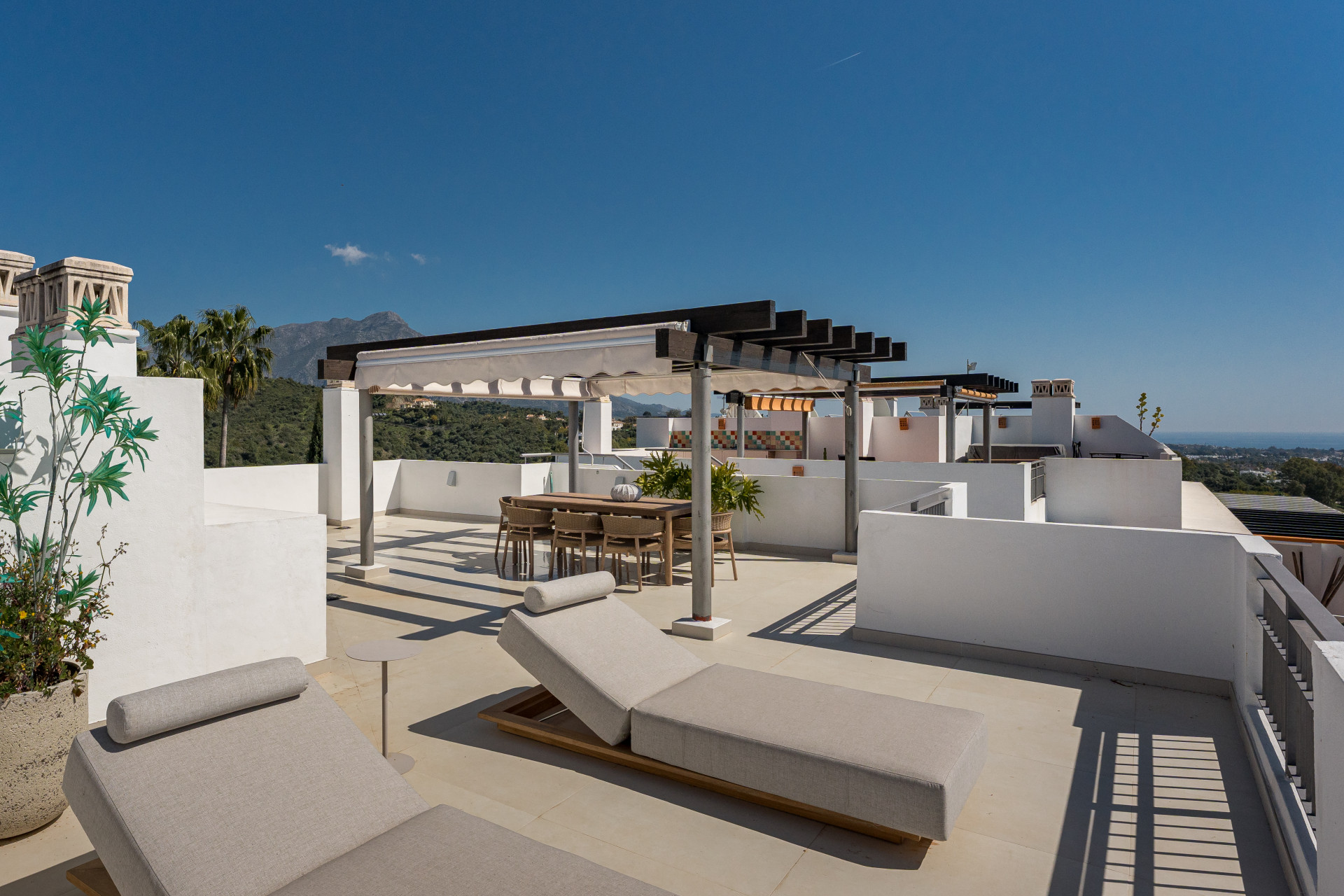 Duplex Penthouse 3 Bedrooms 3 Bathrooms in Benahavis, Costa del Sol