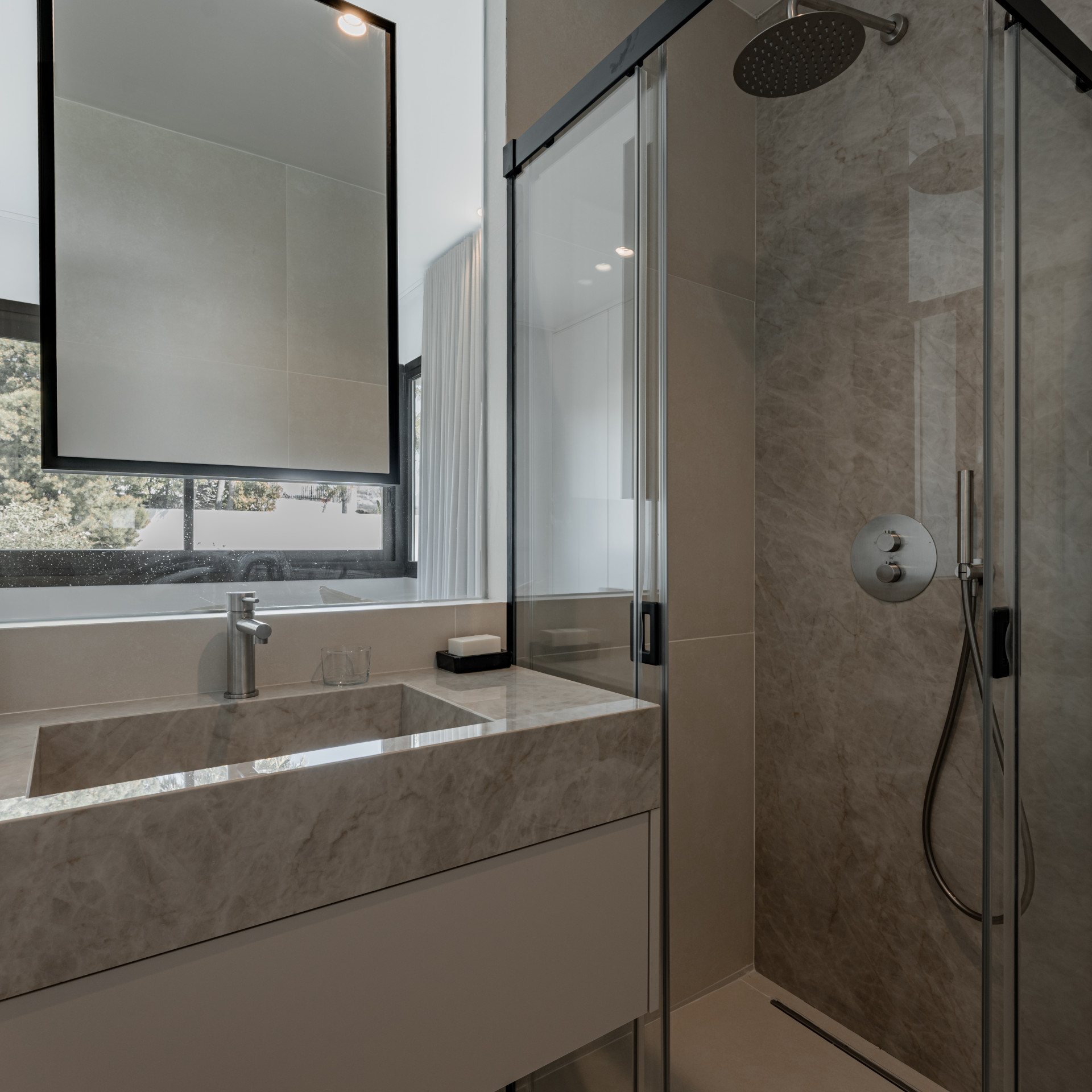 Duplex Penthouse 3 Bedrooms 3 Bathrooms in Benahavis, Costa del Sol