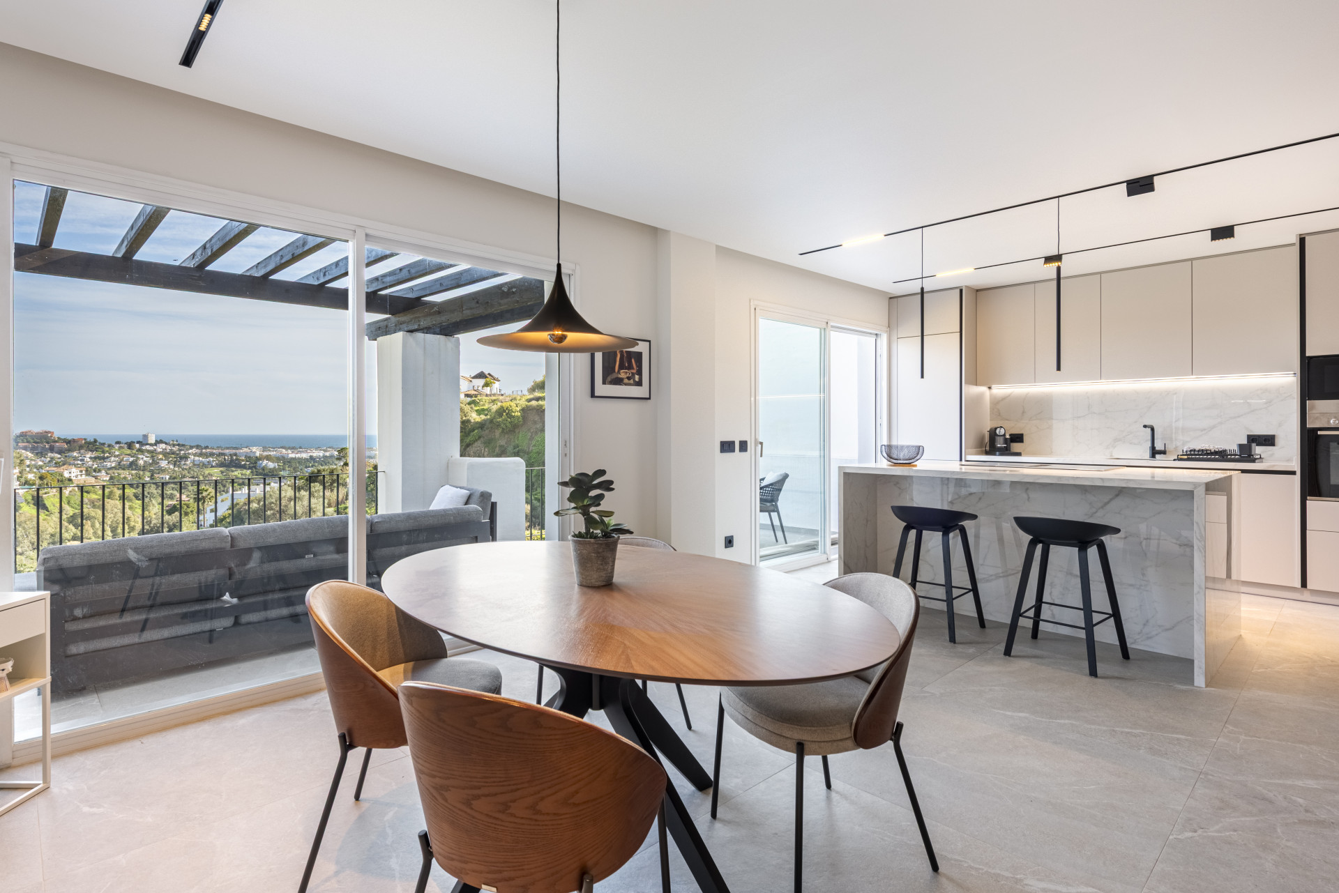 Duplex Penthouse 3 Bedrooms 3 Bathrooms in Altos de La Quinta, Costa del Sol