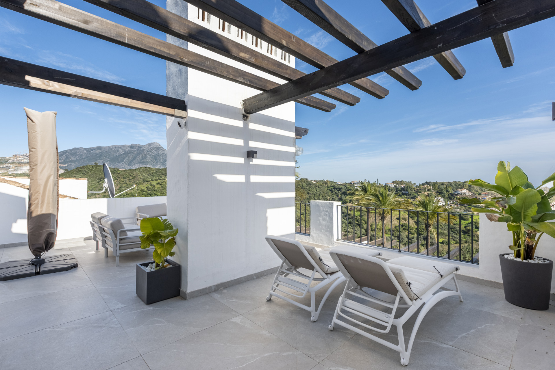 Duplex Penthouse 3 Bedrooms 3 Bathrooms in Altos de La Quinta, Costa del Sol