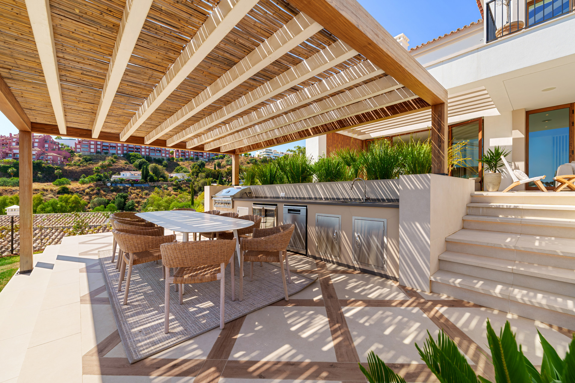 Villa 5 Bedrooms 8 Bathrooms in Benahavis, Costa del Sol