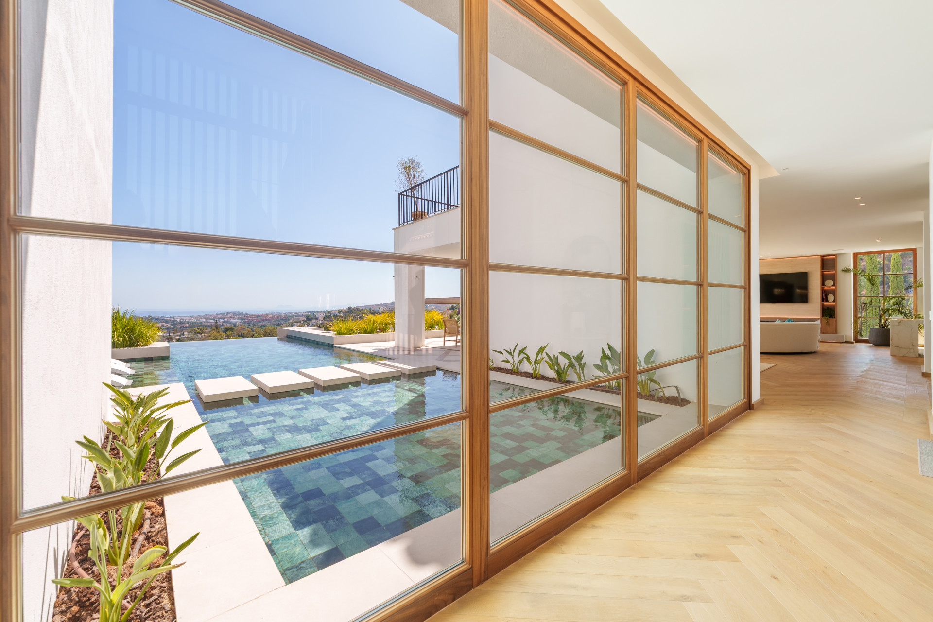 Villa 5 Bedrooms 8 Bathrooms in Benahavis, Costa del Sol
