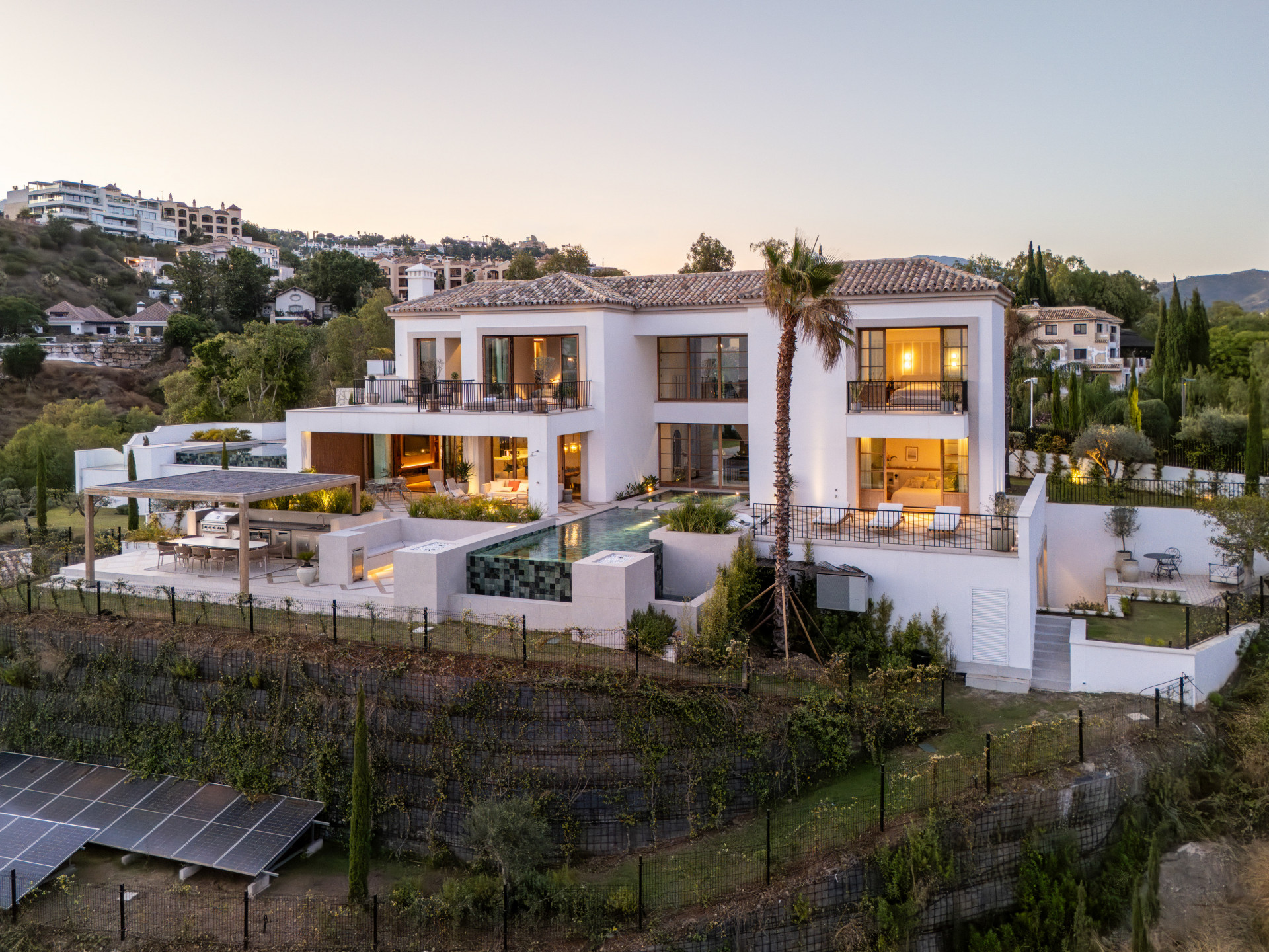 Villa 5 Bedrooms 8 Bathrooms in Benahavis, Costa del Sol