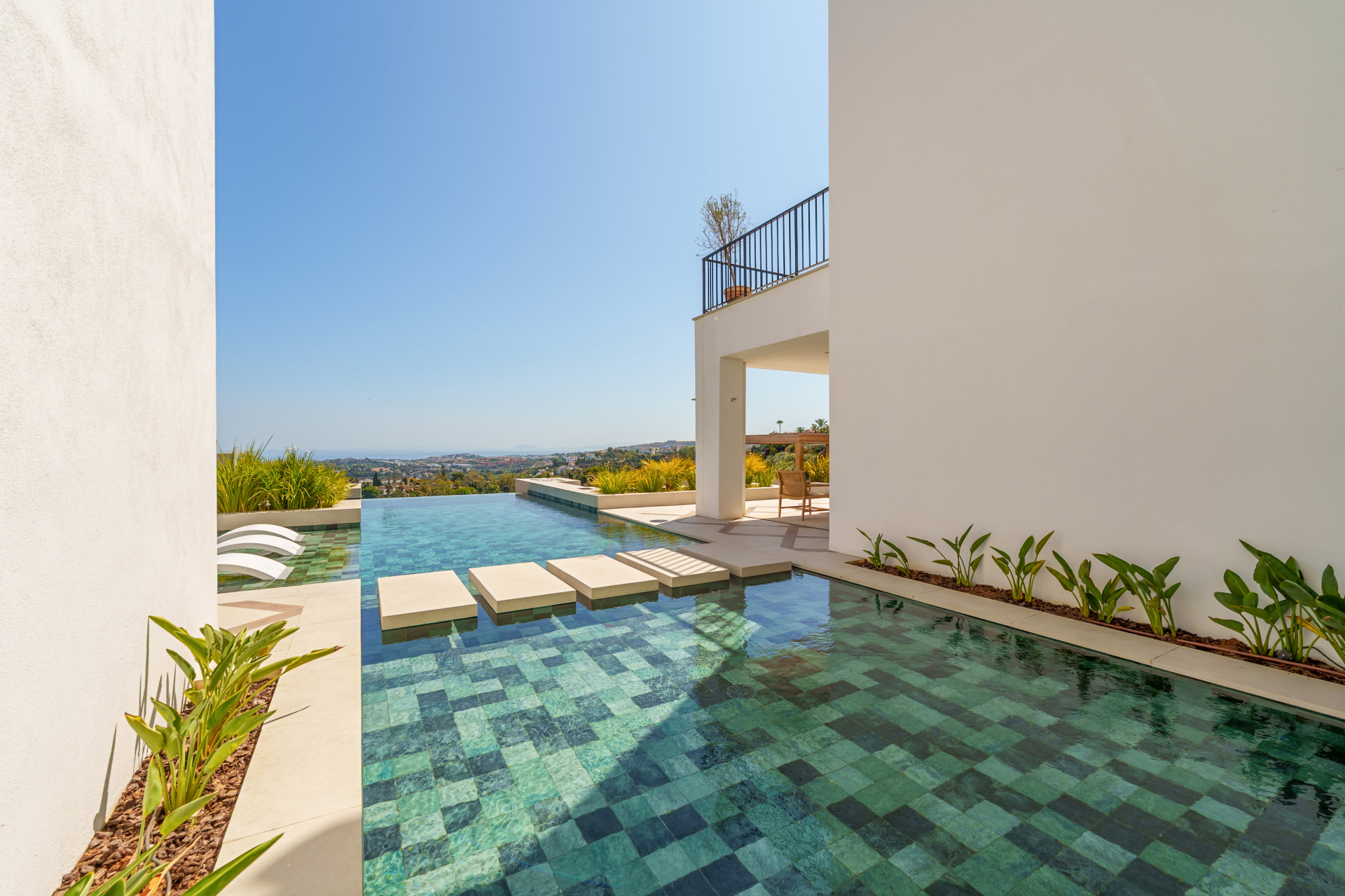 Villa 5 Bedrooms 8 Bathrooms in Benahavis, Costa del Sol