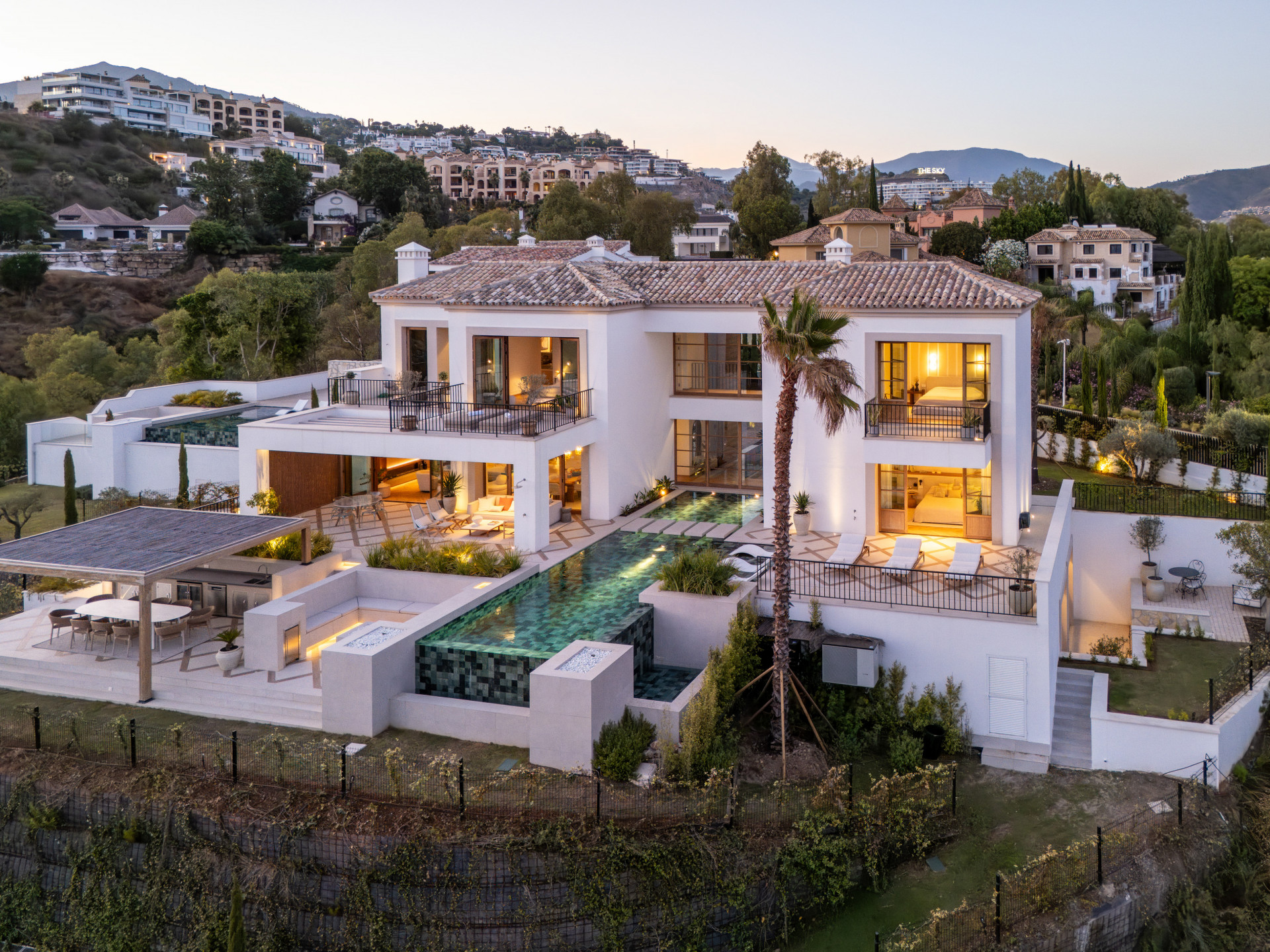 Villa 5 Bedrooms 8 Bathrooms in Benahavis, Costa del Sol