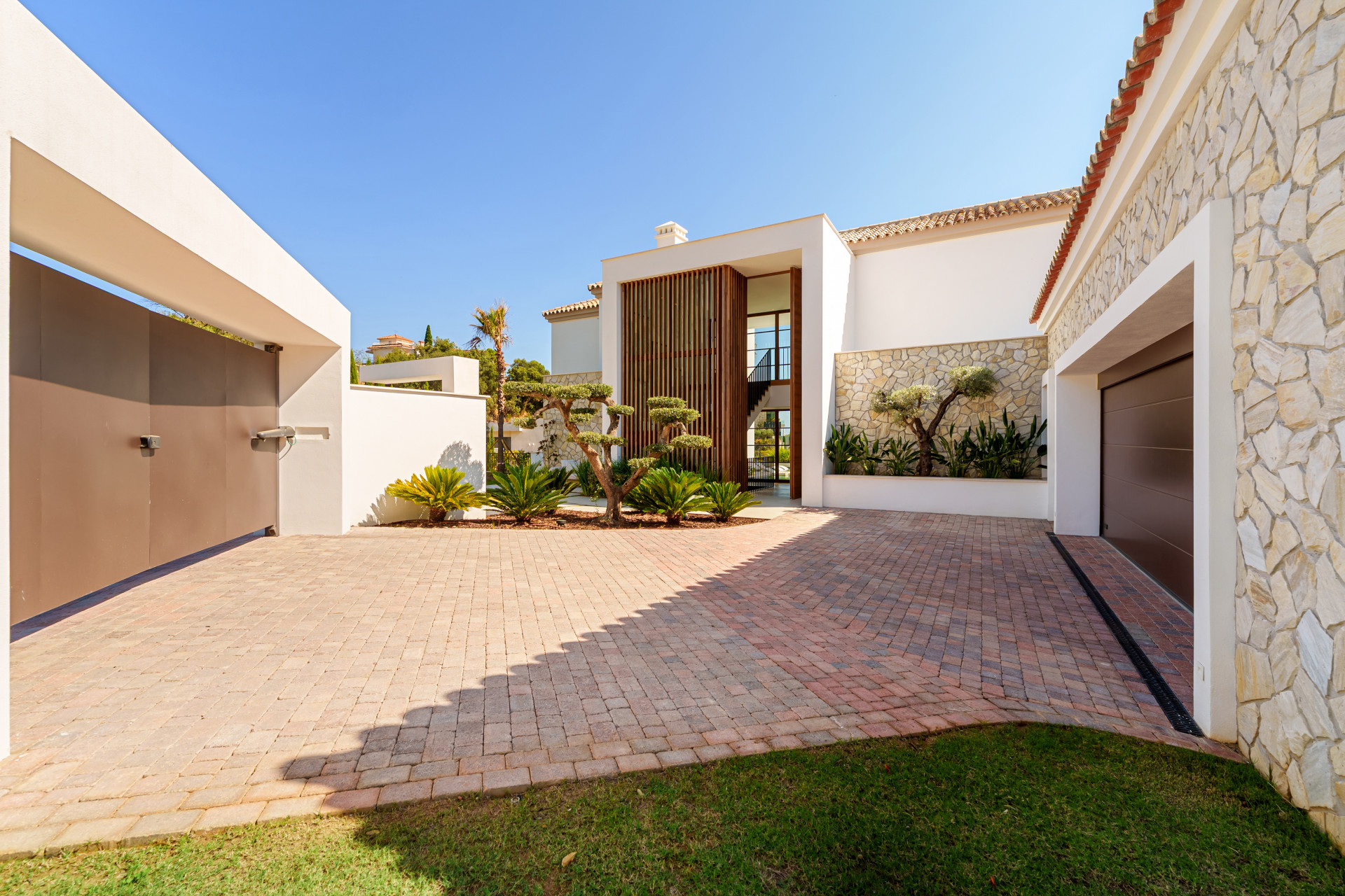 Villa 5 Bedrooms 8 Bathrooms in Benahavis, Costa del Sol
