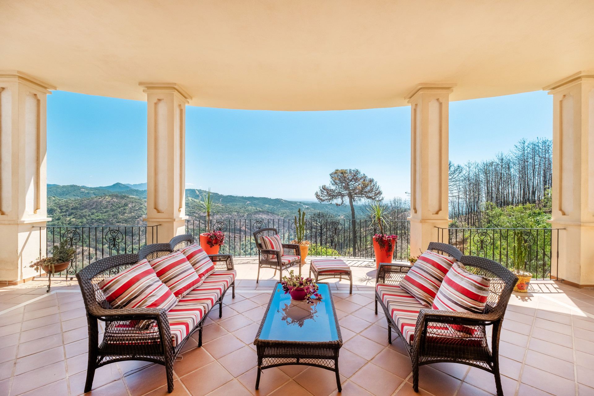 Finca 7 Bedrooms 5 Bathrooms in Altos de Estepona, Costa del Sol