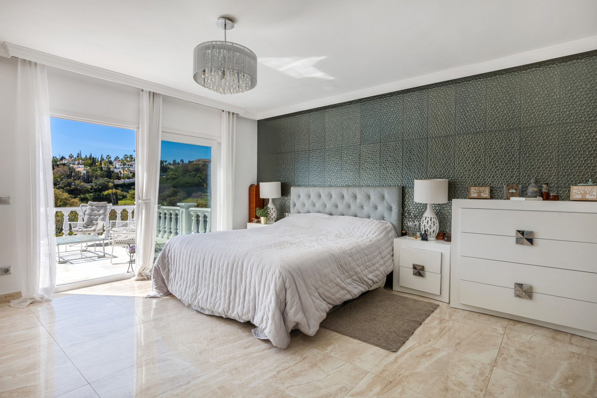 Villa 5 Bedrooms 6 Bathrooms in Marbella, Costa del Sol