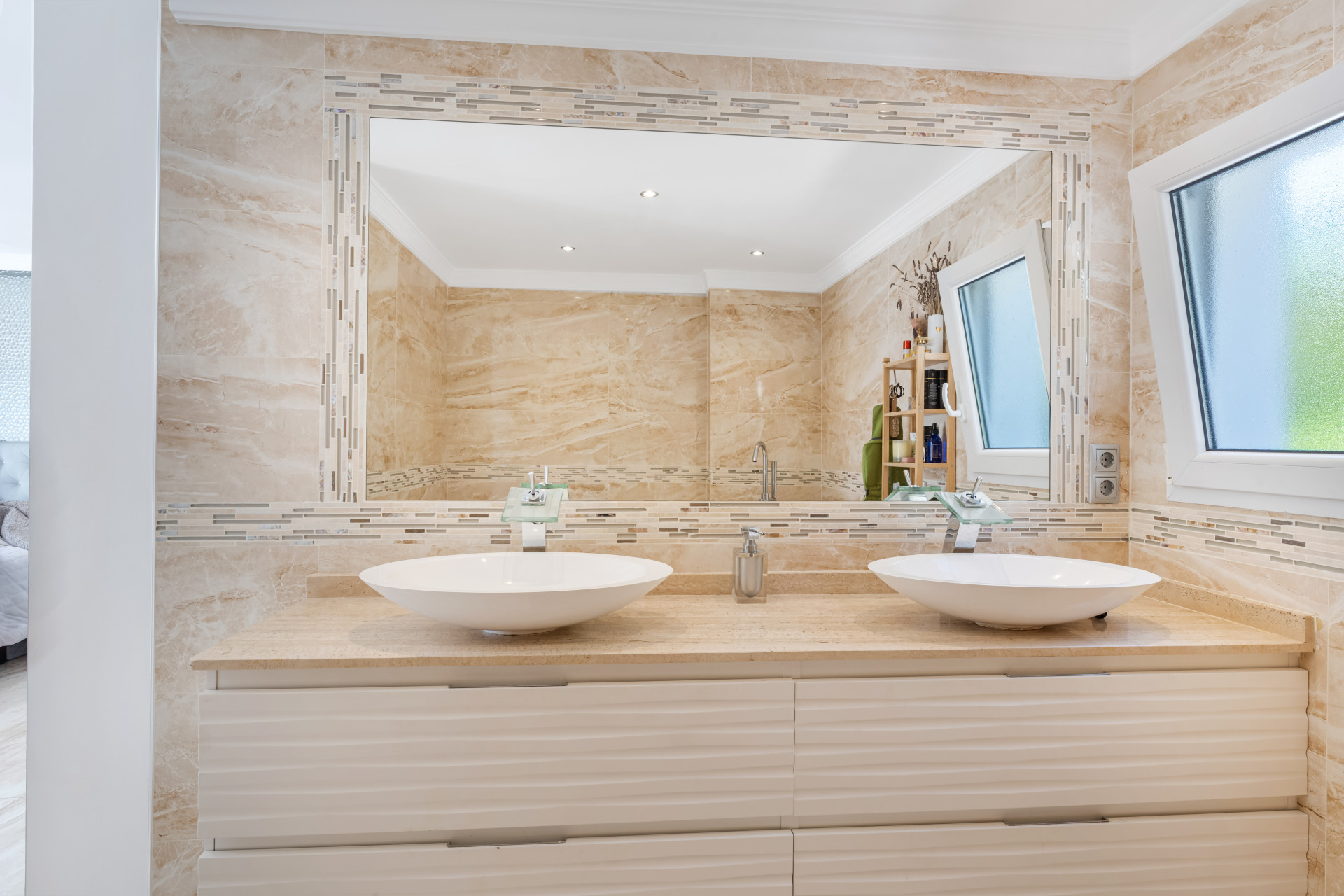 Villa 5 Bedrooms 6 Bathrooms in Marbella, Costa del Sol