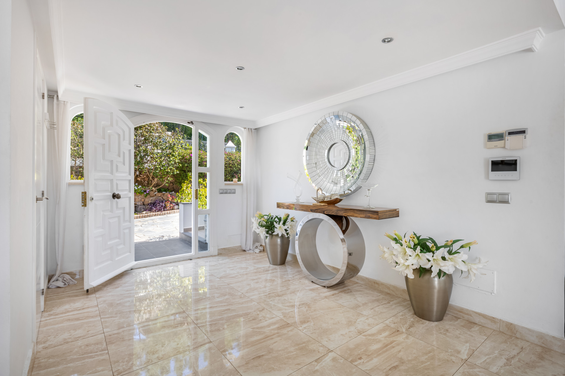 Villa 5 Bedrooms 6 Bathrooms in Marbella, Costa del Sol