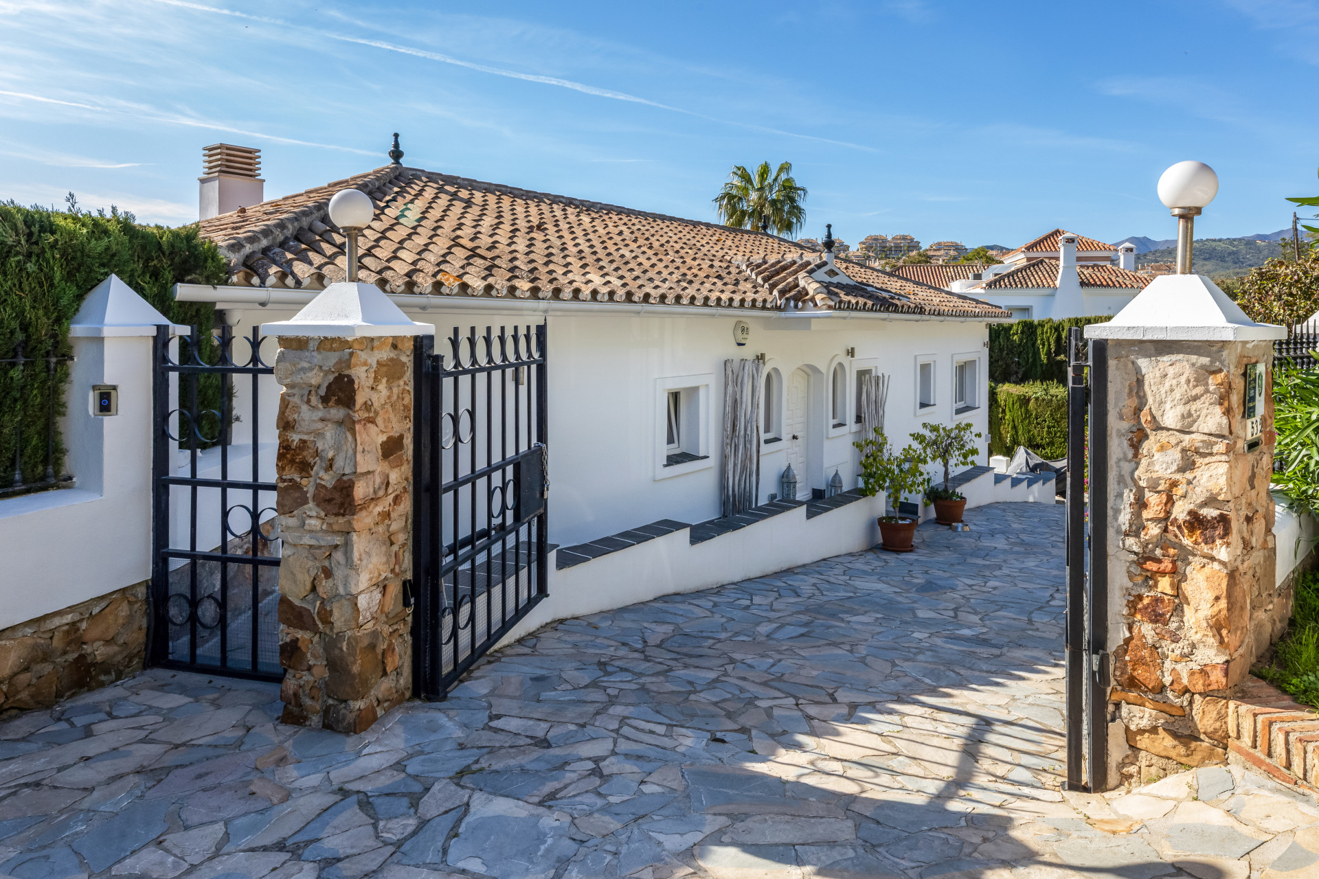 Villa 5 Bedrooms 6 Bathrooms in Marbella, Costa del Sol