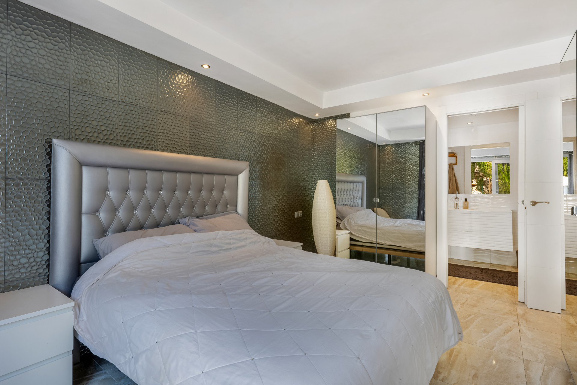 Villa 5 Bedrooms 6 Bathrooms in Marbella, Costa del Sol