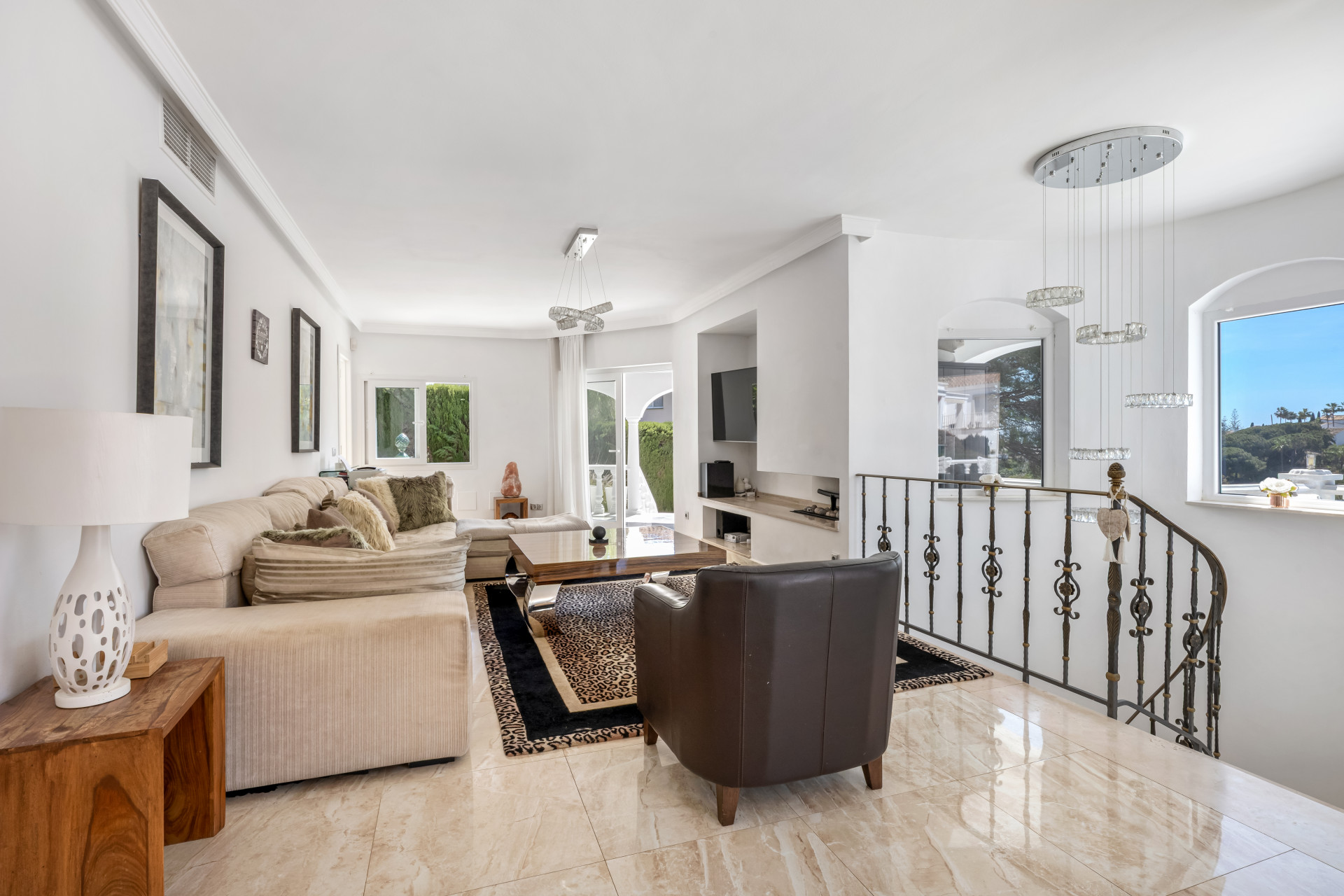 Villa 5 Bedrooms 6 Bathrooms in Marbella, Costa del Sol