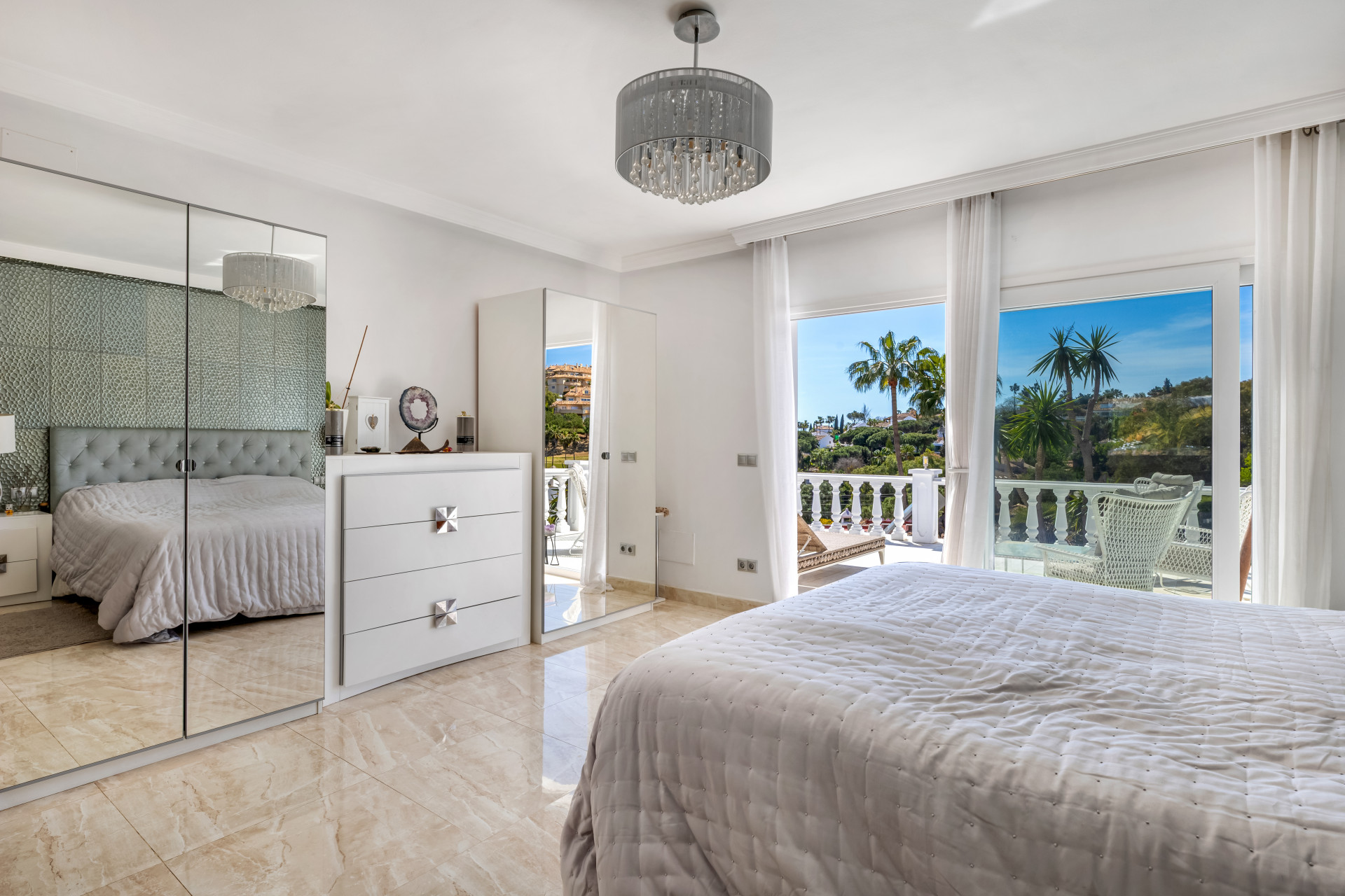 Villa 5 Bedrooms 6 Bathrooms in Marbella, Costa del Sol