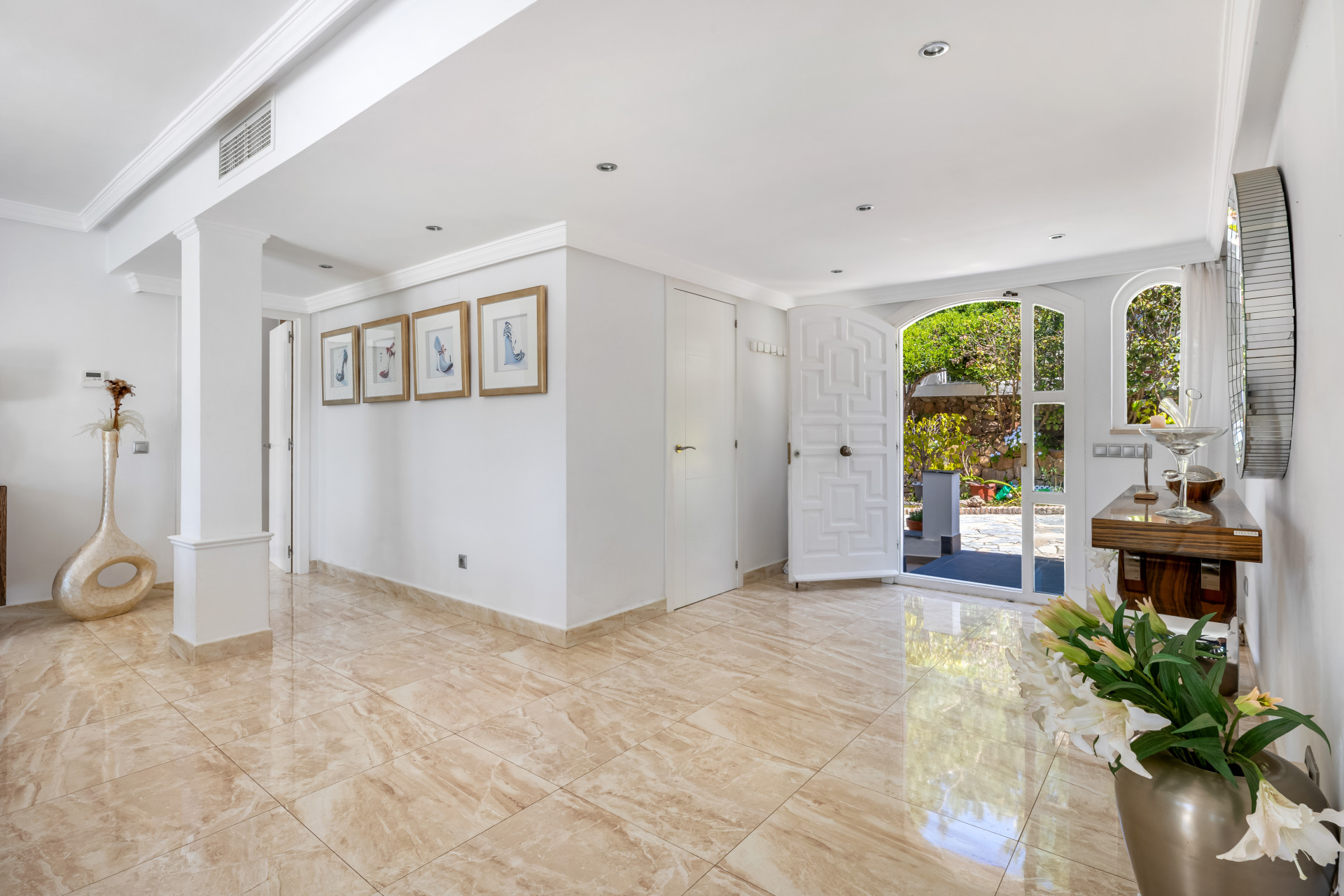 Villa 5 Bedrooms 6 Bathrooms in Marbella, Costa del Sol