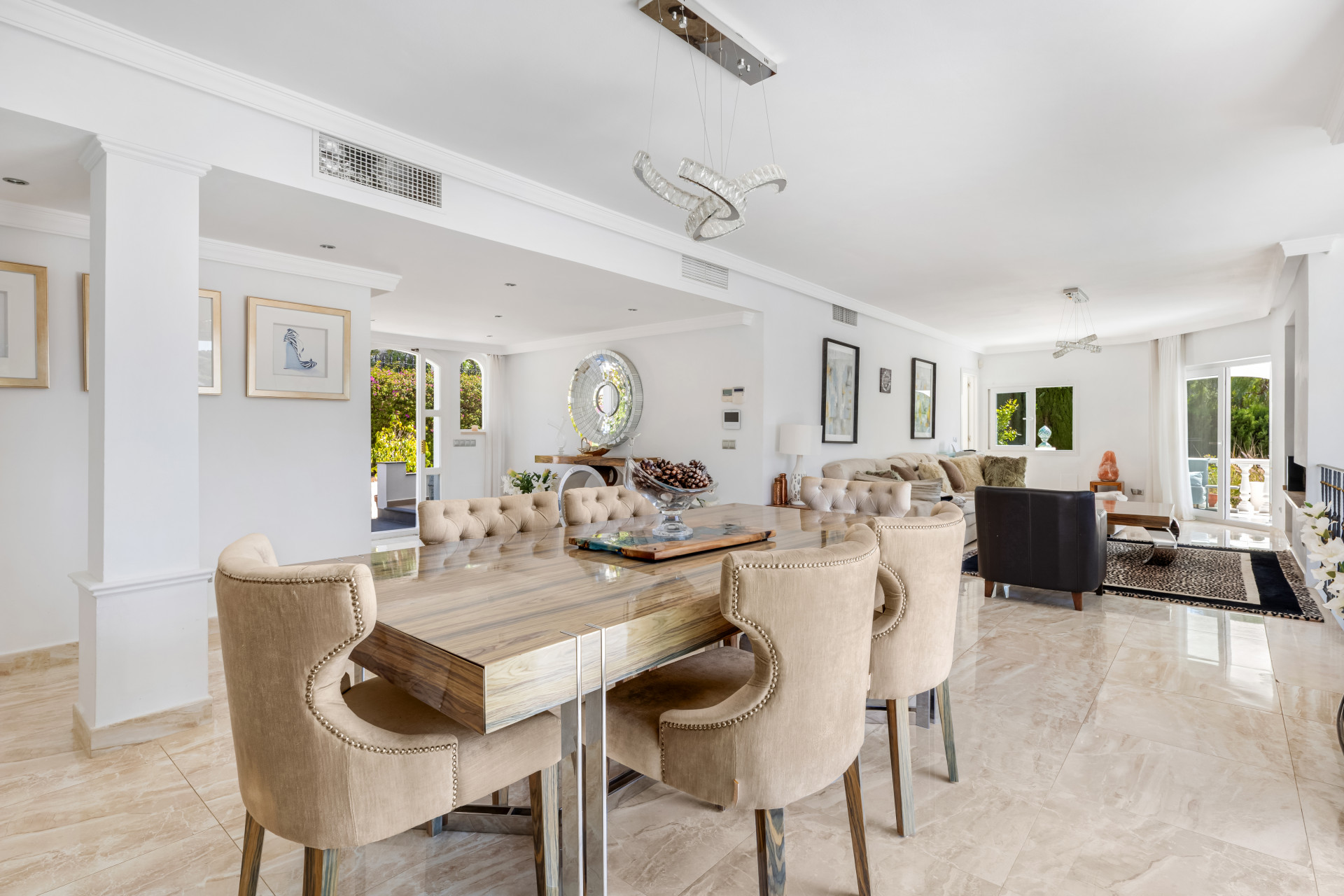 Villa 5 Bedrooms 6 Bathrooms in Marbella, Costa del Sol