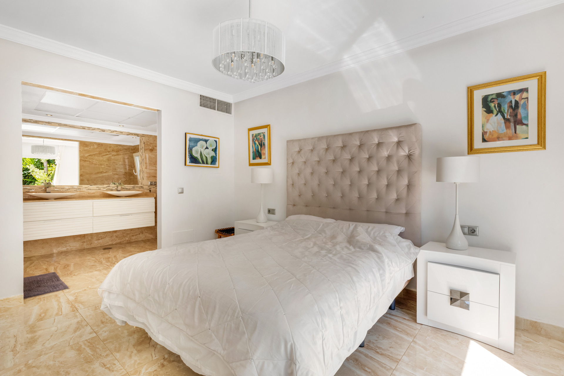 Villa 5 Bedrooms 6 Bathrooms in Marbella, Costa del Sol