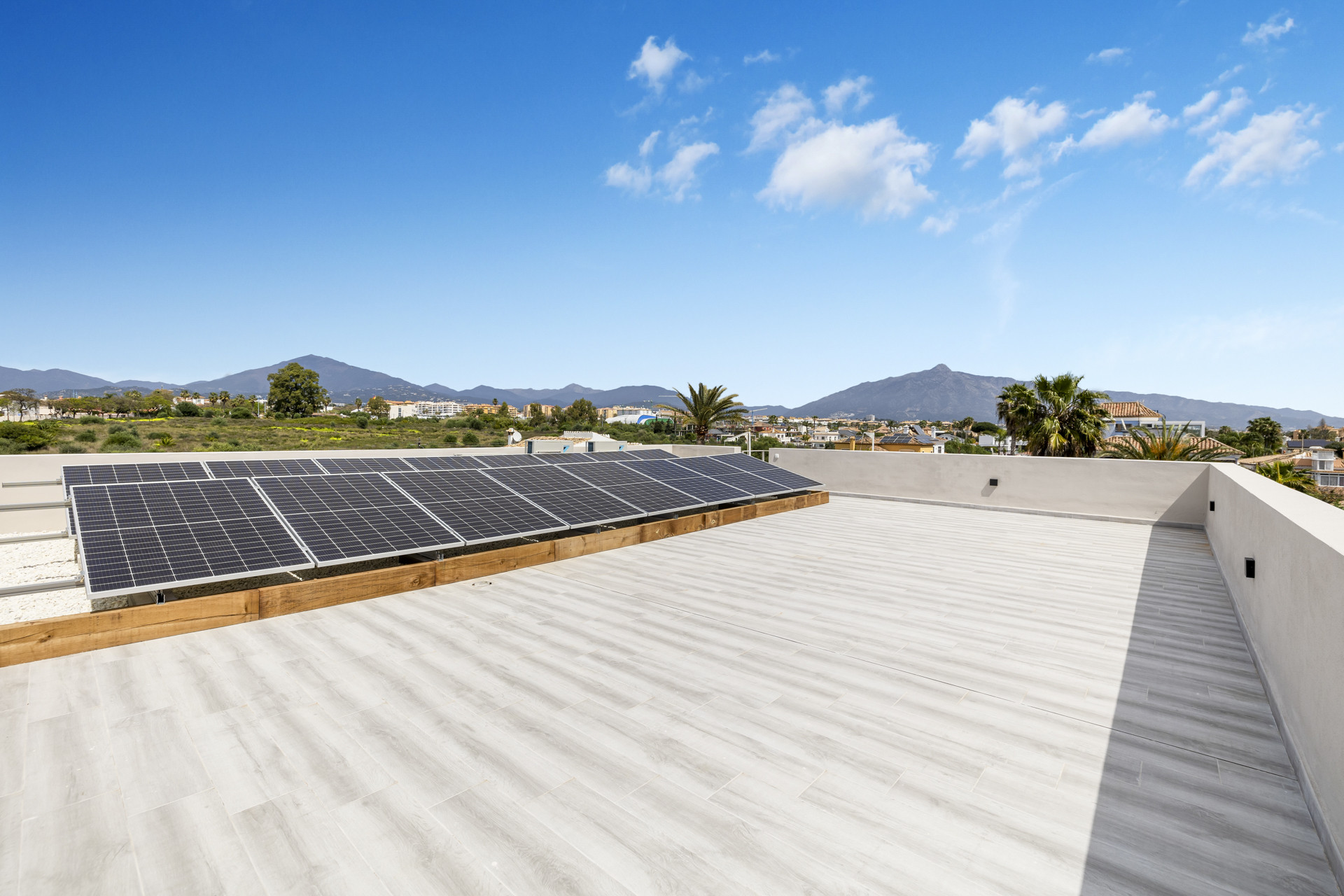 Villa 5 Bedrooms 5 Bathrooms in Linda Vista Baja, Costa del Sol