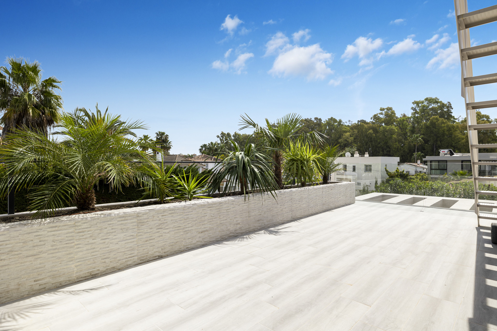 Villa 5 Bedrooms 5 Bathrooms in Linda Vista Baja, Costa del Sol