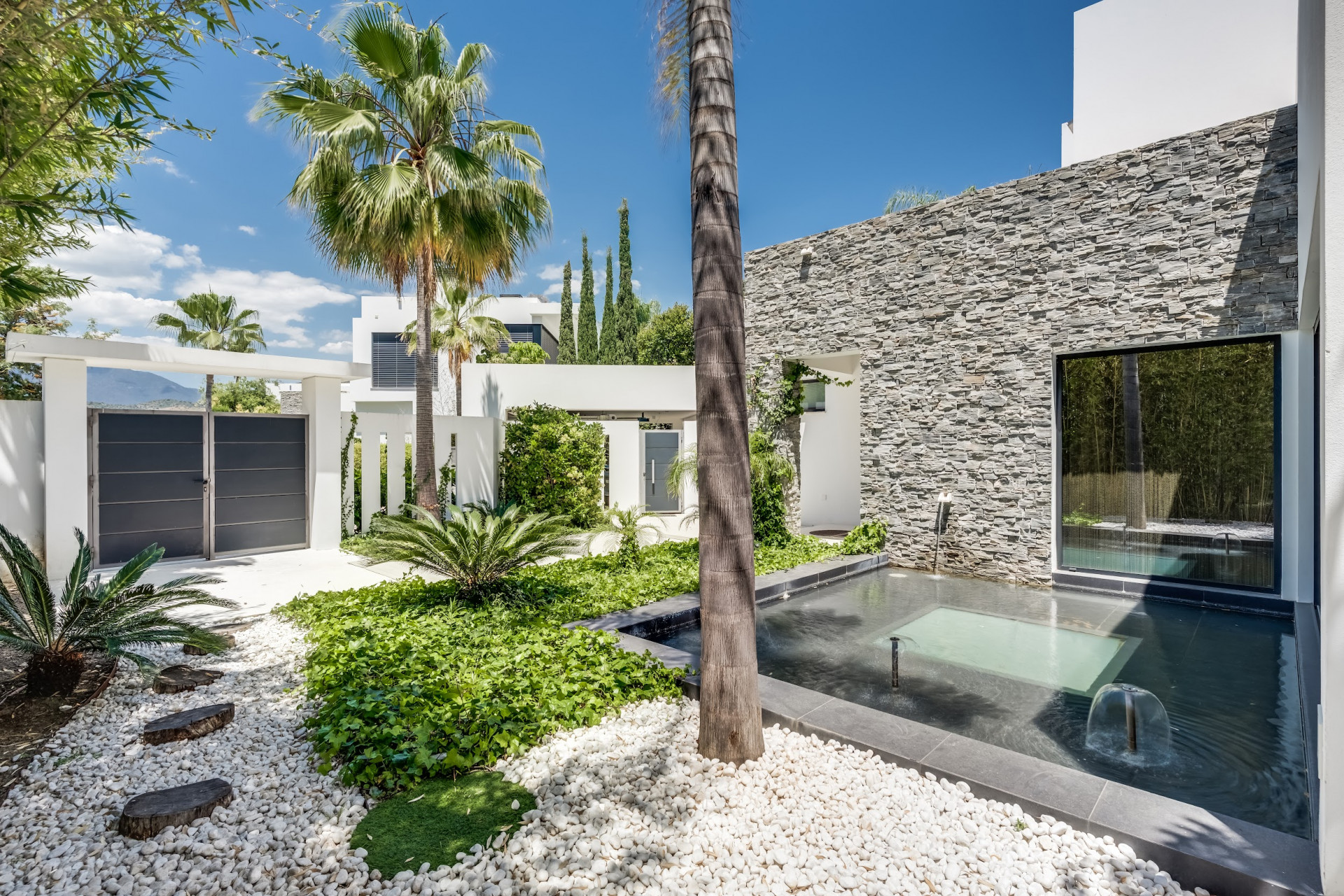 Villa 5 Bedrooms 5 Bathrooms in Marbella, Costa del Sol