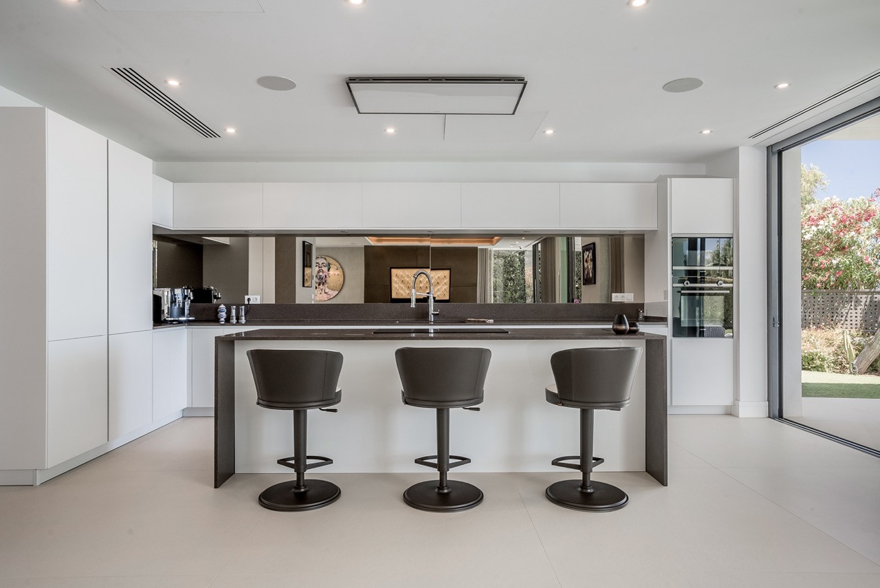 Villa 5 Bedrooms 5 Bathrooms in Marbella, Costa del Sol