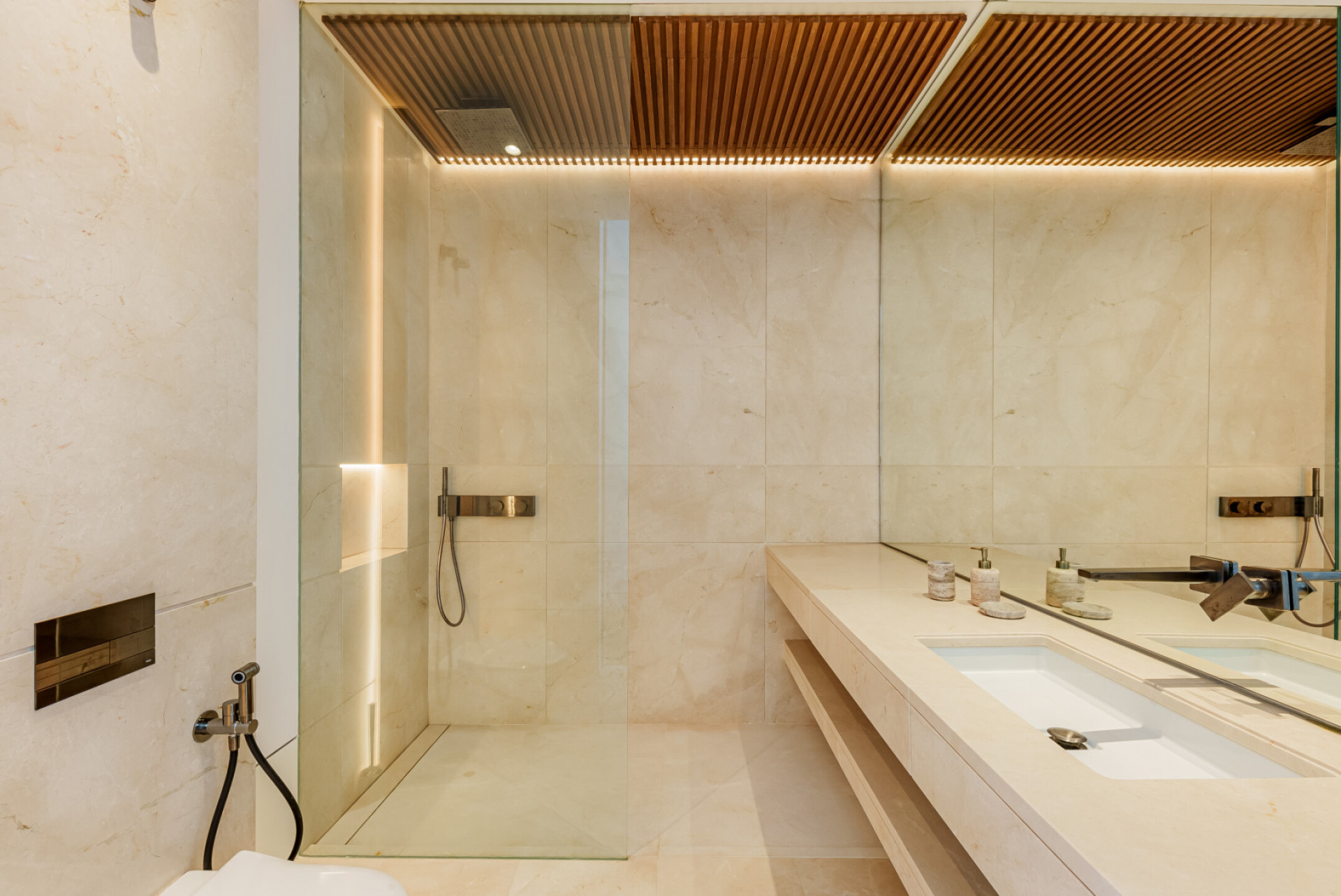 Villa 8 Bedrooms 8 Bathrooms in Benahavis, Costa del Sol