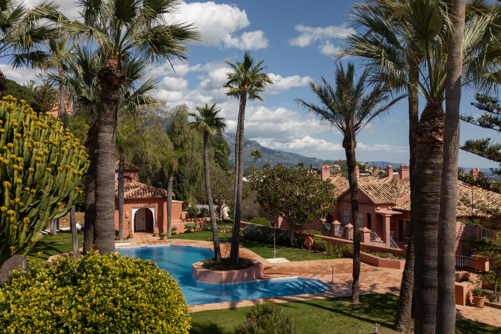 Duplex 4 Bedrooms 3 Bathrooms in Benahavis, Costa del Sol