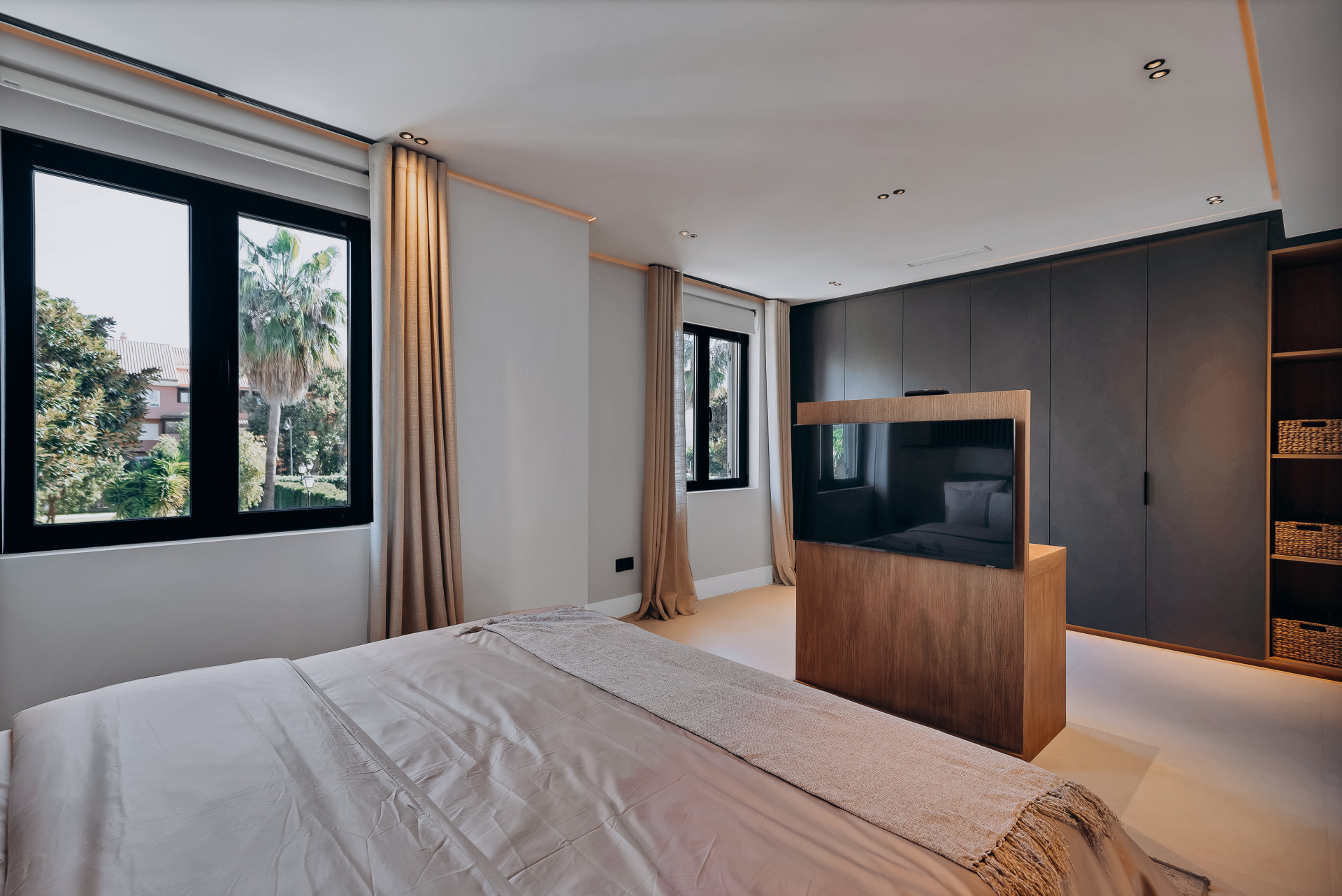 Semi Detached House 4 Bedrooms 4 Bathrooms in Marbella, Costa del Sol