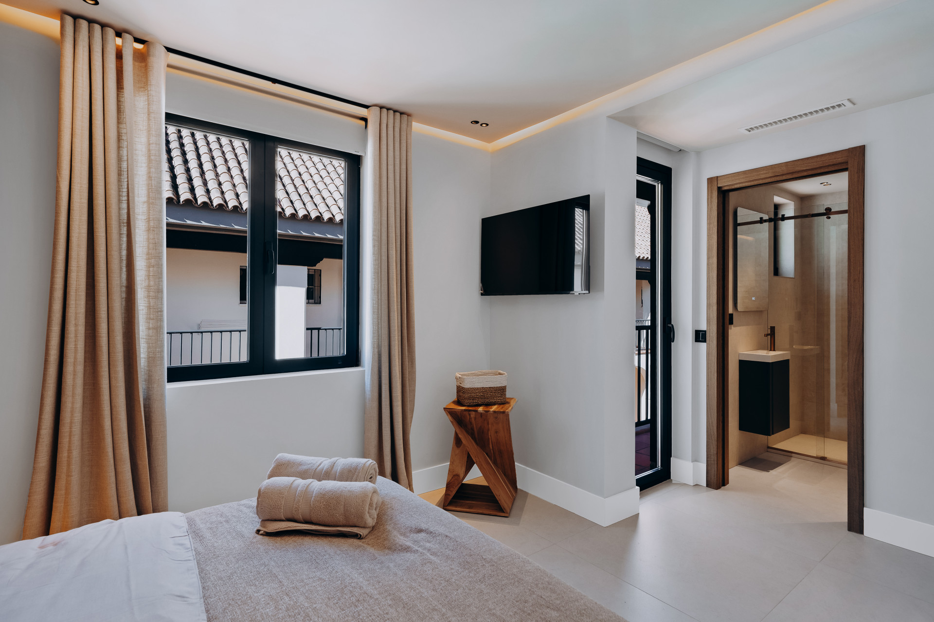 Semi Detached House 4 Bedrooms 4 Bathrooms in Marbella, Costa del Sol