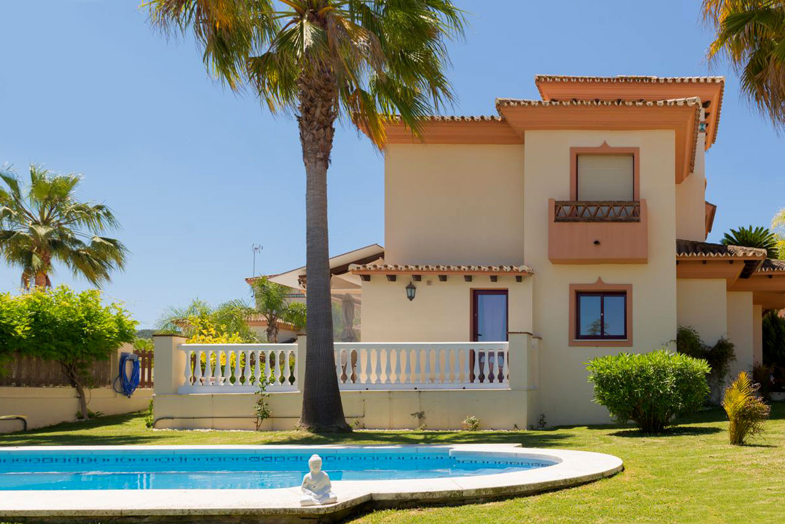 Discover this impressive townhouse in private urbanisation Coín