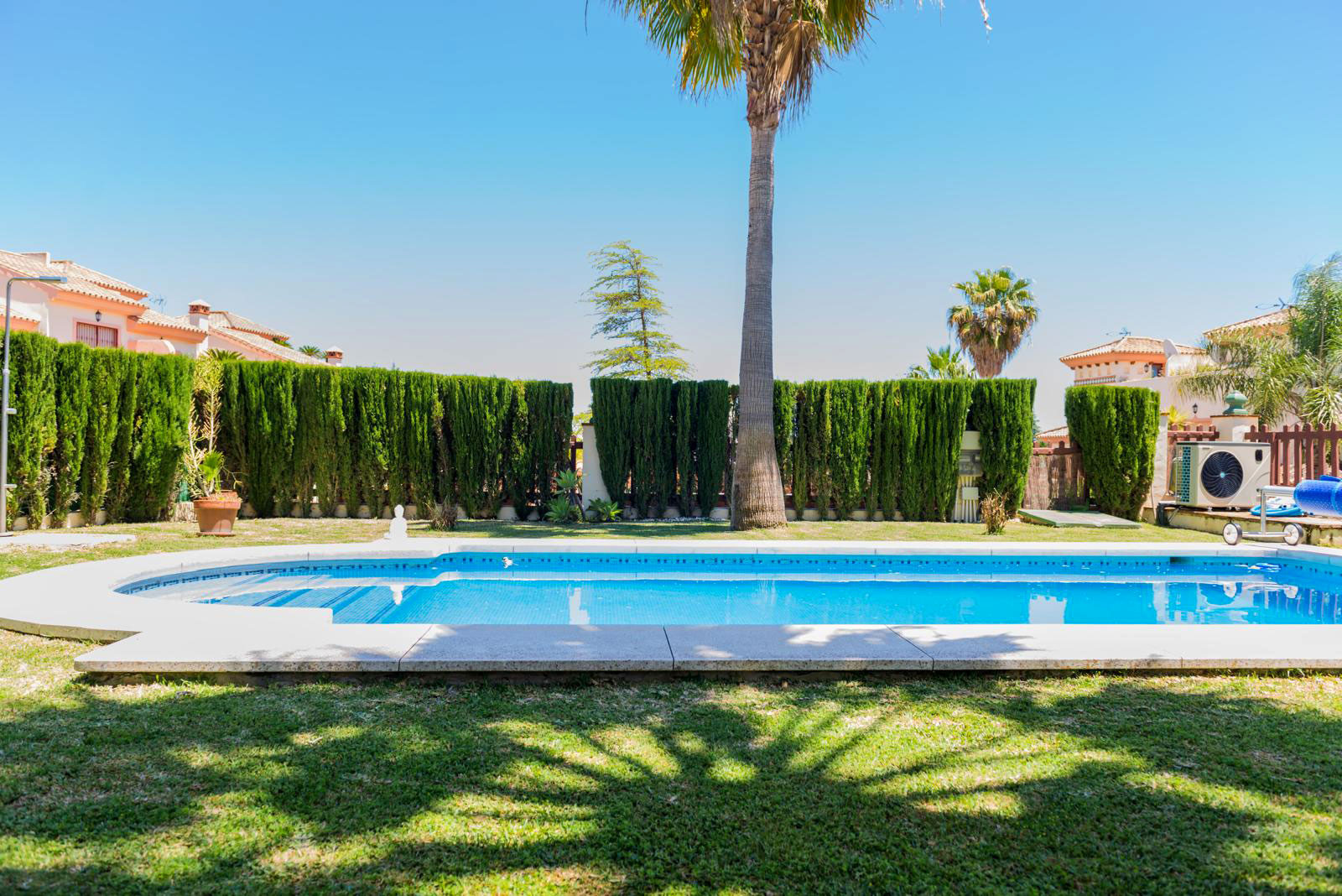 Discover this impressive townhouse in private urbanisation Coín