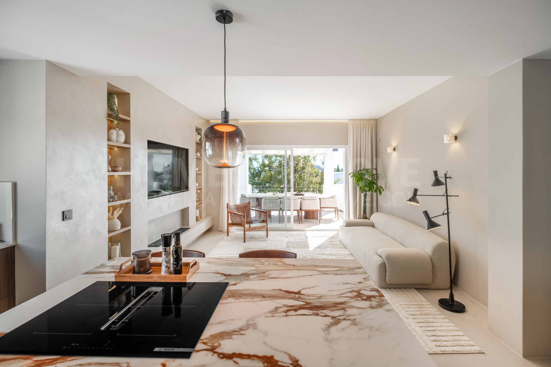 Nuevo ático reformado en La Quinta Village con vistas panorámicas al mar, amplias terrazas y comunidad cerrada que viven cerca de Puerto Banús y los mejores campos de golf.