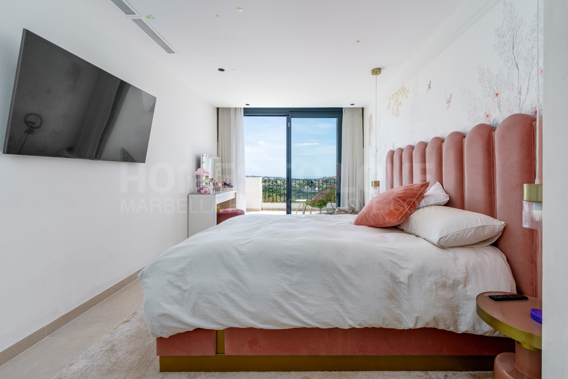 Elegant Renovated Townhouse on Frontline La Quinta Golf with Spectacular Views