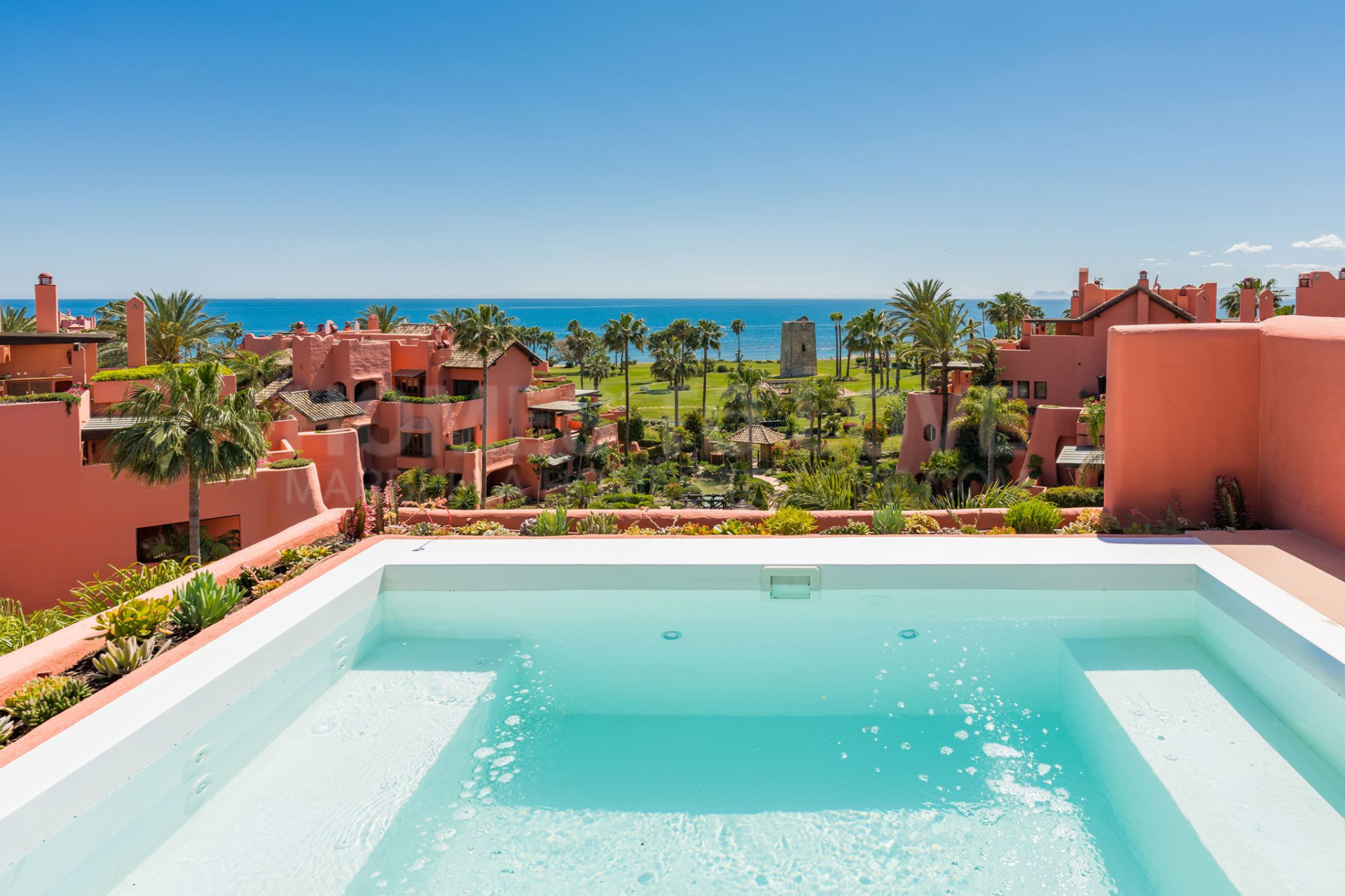 Espectacular Ático Dúplex en Primera Línea de Playa en Torre Bermeja, Estepona