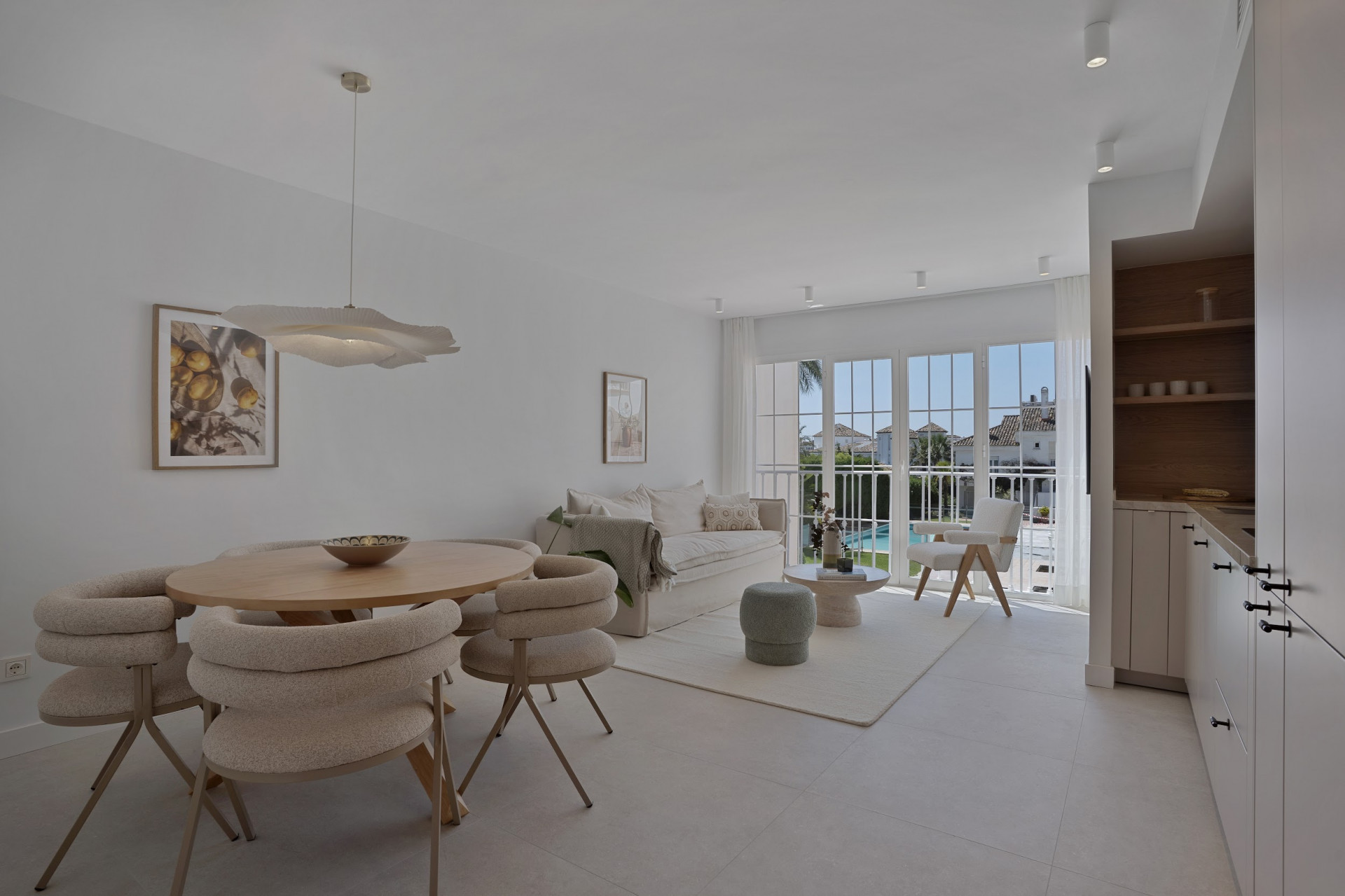 Renovated 3-bedroom duplex penthouse close to all amenities