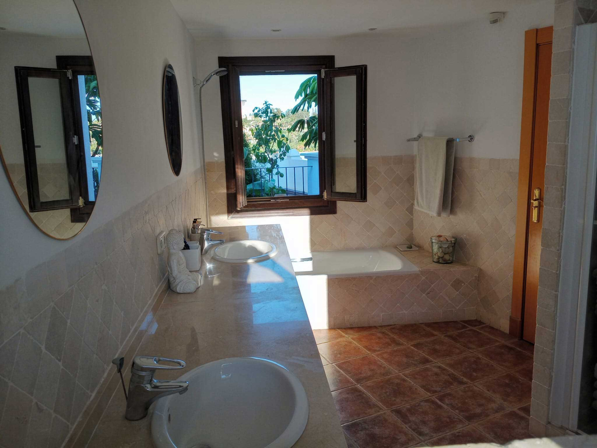 Villa in El Paraiso — frame 18