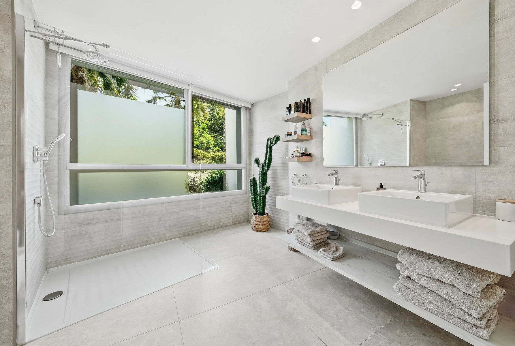  Image of Ground Floor Apartment - 4 Bedrooms - 3 Bathrooms for sale in Malaga-Marbella-Spain, Image 26