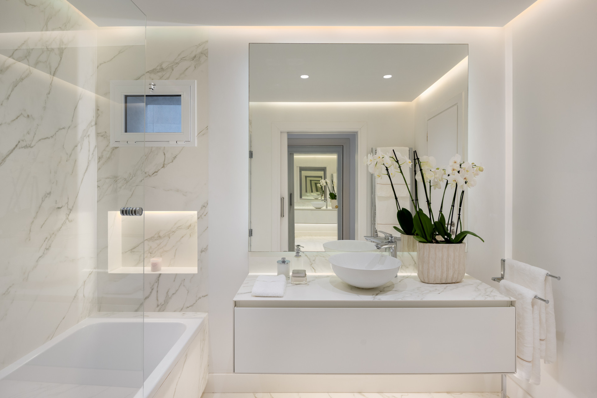  Image of Ground Floor Apartment - 3 Bedrooms - 3 Bathrooms for sale in Malaga-Marbella-Spain, Image 8