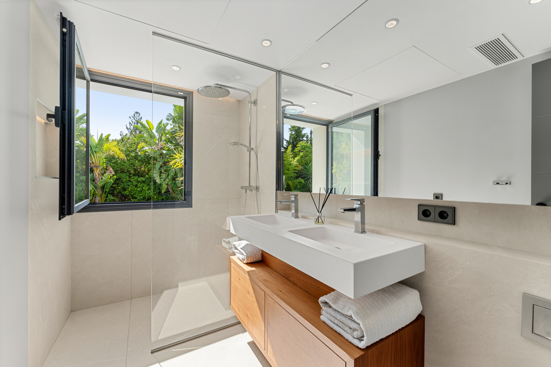  Image of Villa - 4 Bedrooms - 4 Bathrooms for sale in Malaga-Marbella-Spain, Image 29