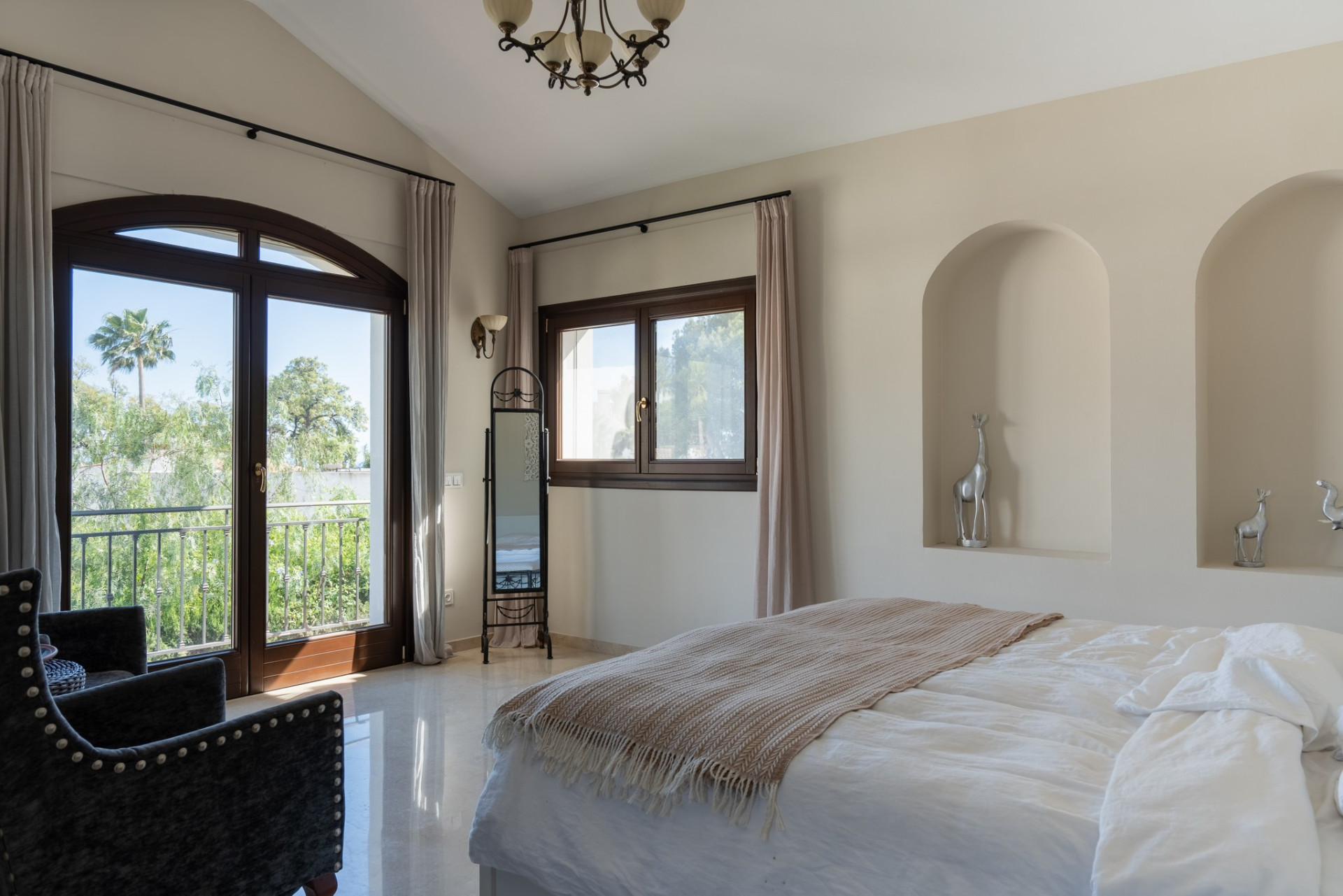  Image of Villa - 4 Bedrooms - 5 Bathrooms for sale in Malaga-Marbella-Spain, Image 19