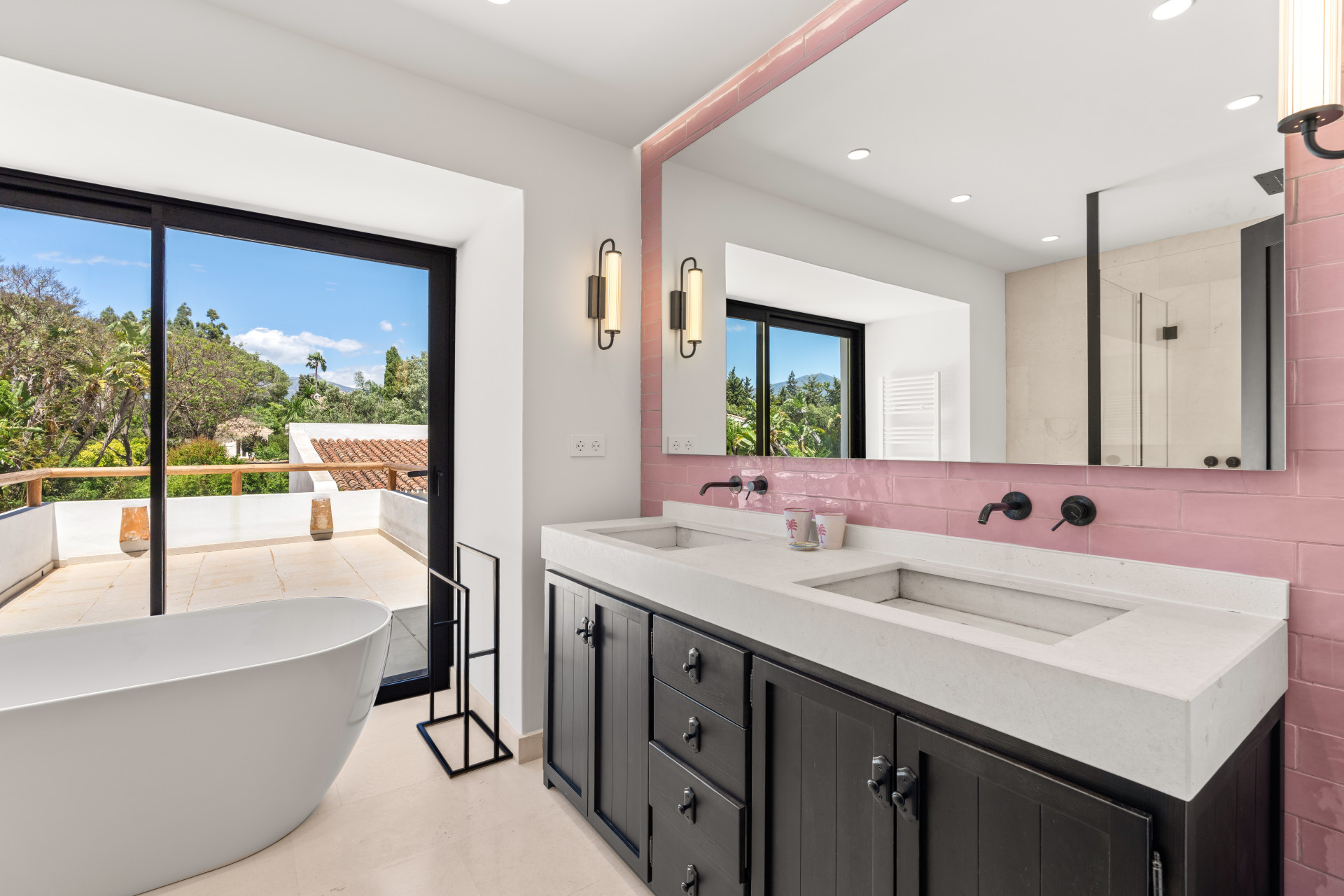 Image of Villa - 7 Bedrooms - 7 Bathrooms for Sale in Malaga-San Pedro de Alcantara-Spain, Image 4